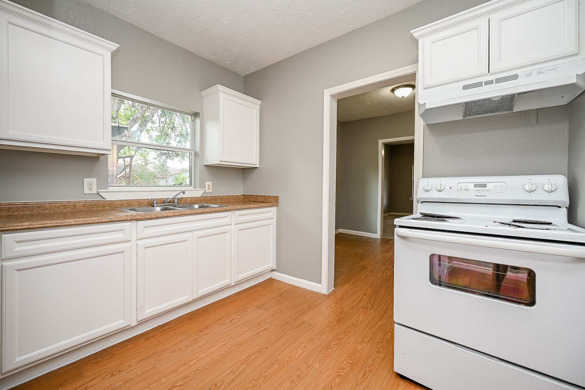8007 Carver Road Property Photo 11