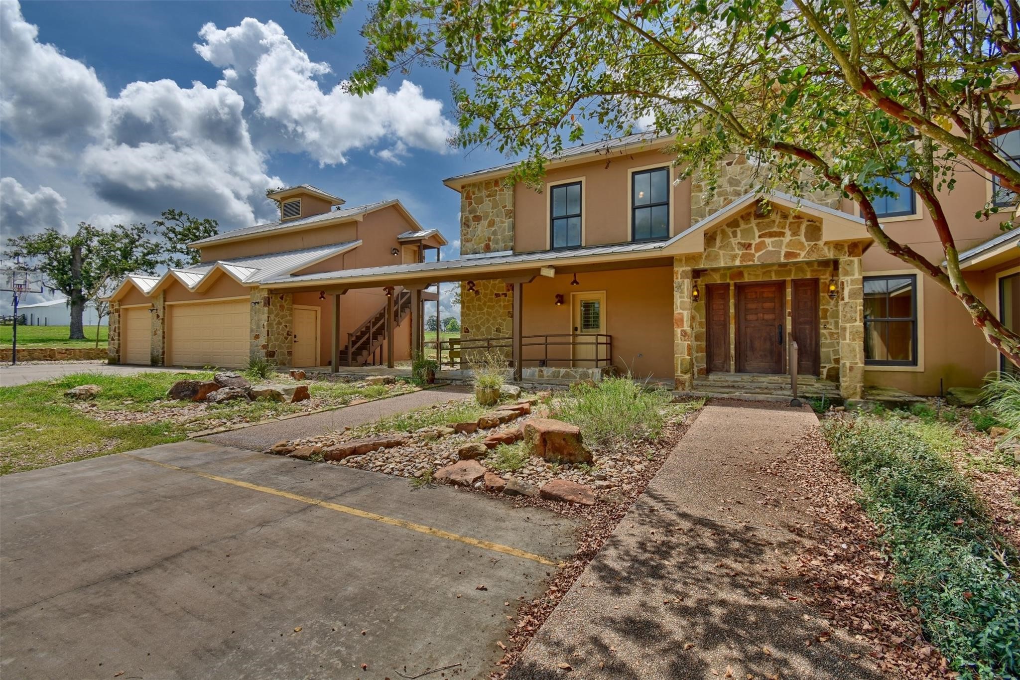 2316 Highway 159 E Property Photo 1