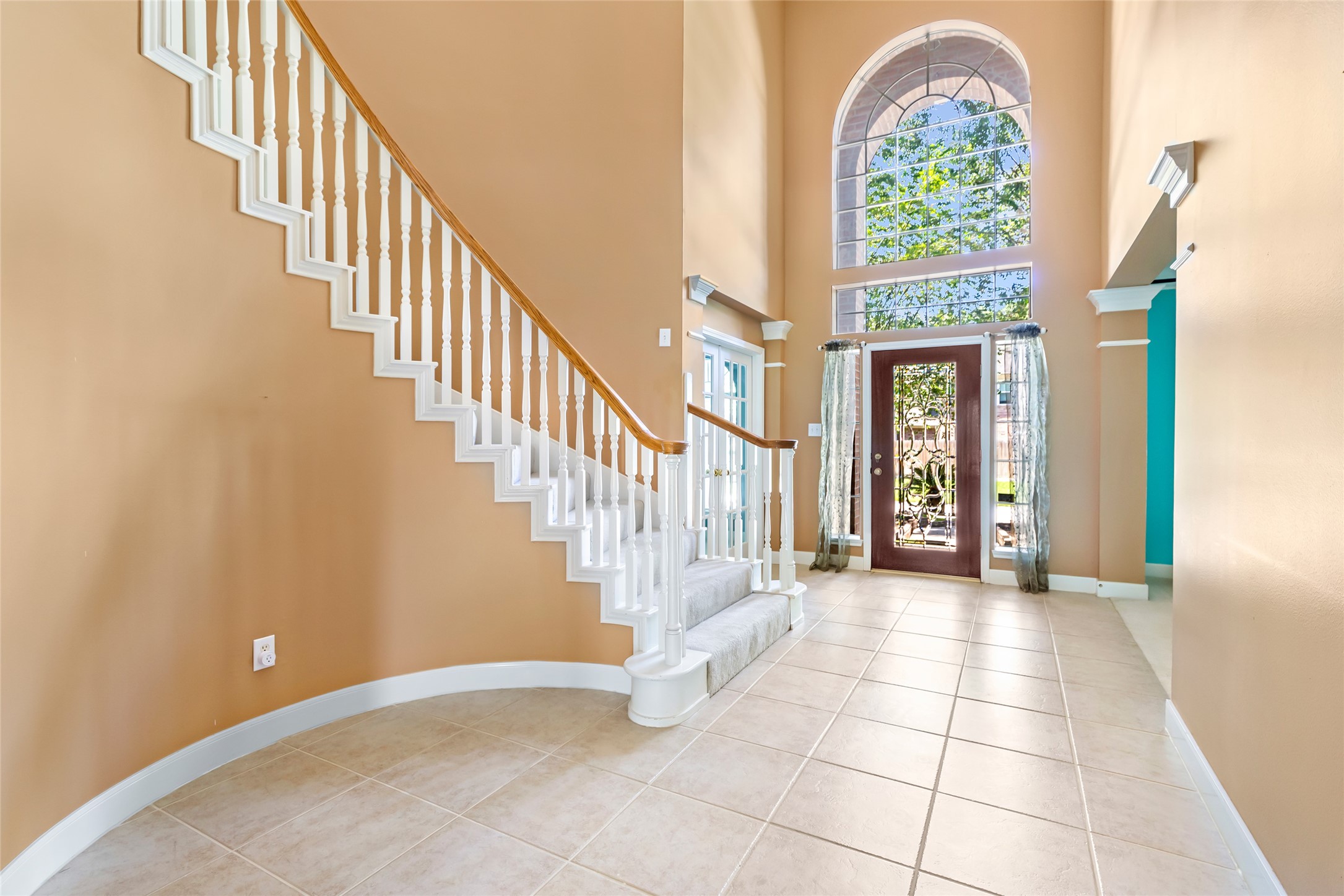 5426 Hickory Village Drive Property Photo 3