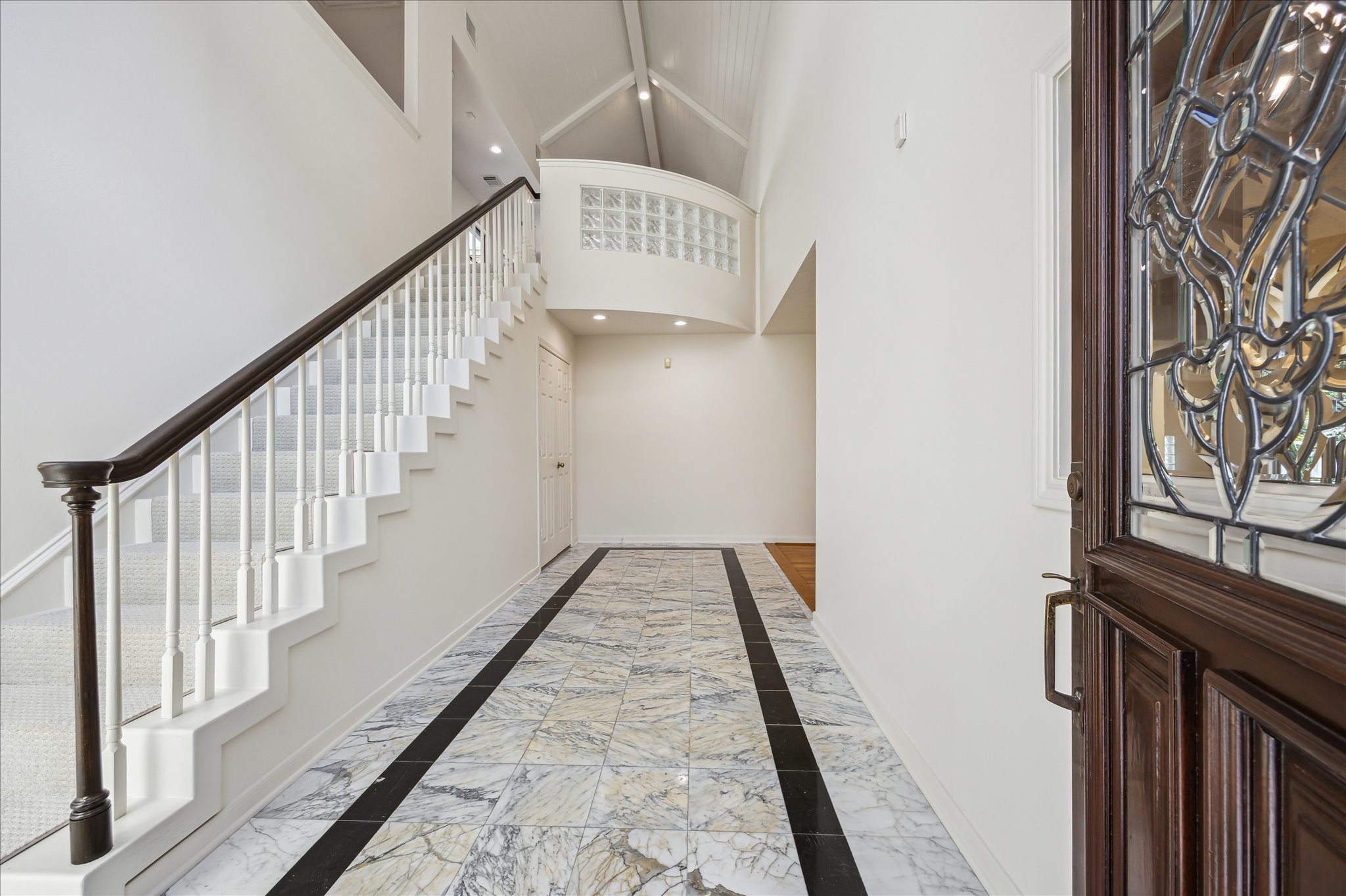 902 S Shepherd Drive Property Photo 1