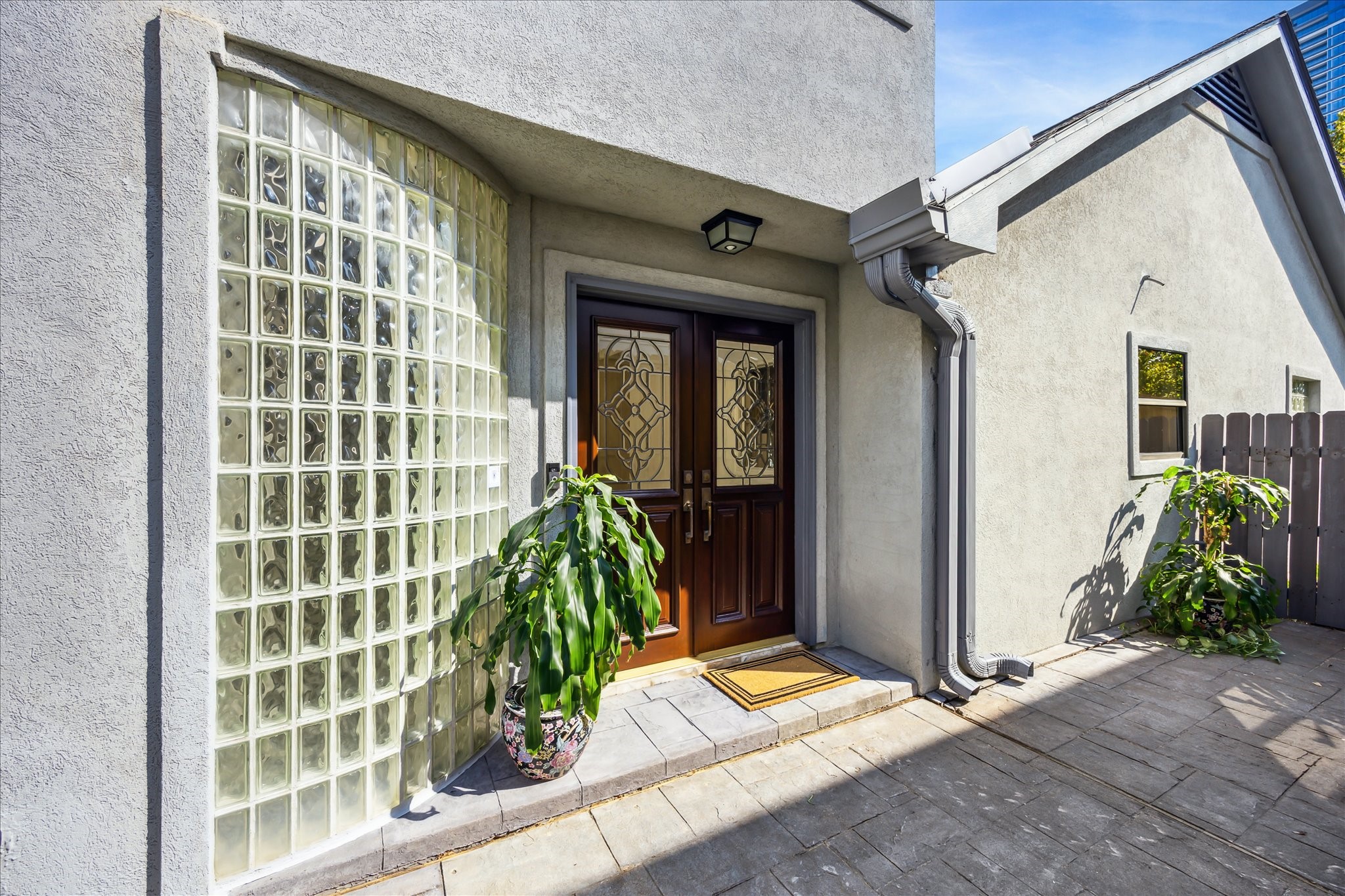 902 S Shepherd Drive Property Photo 2