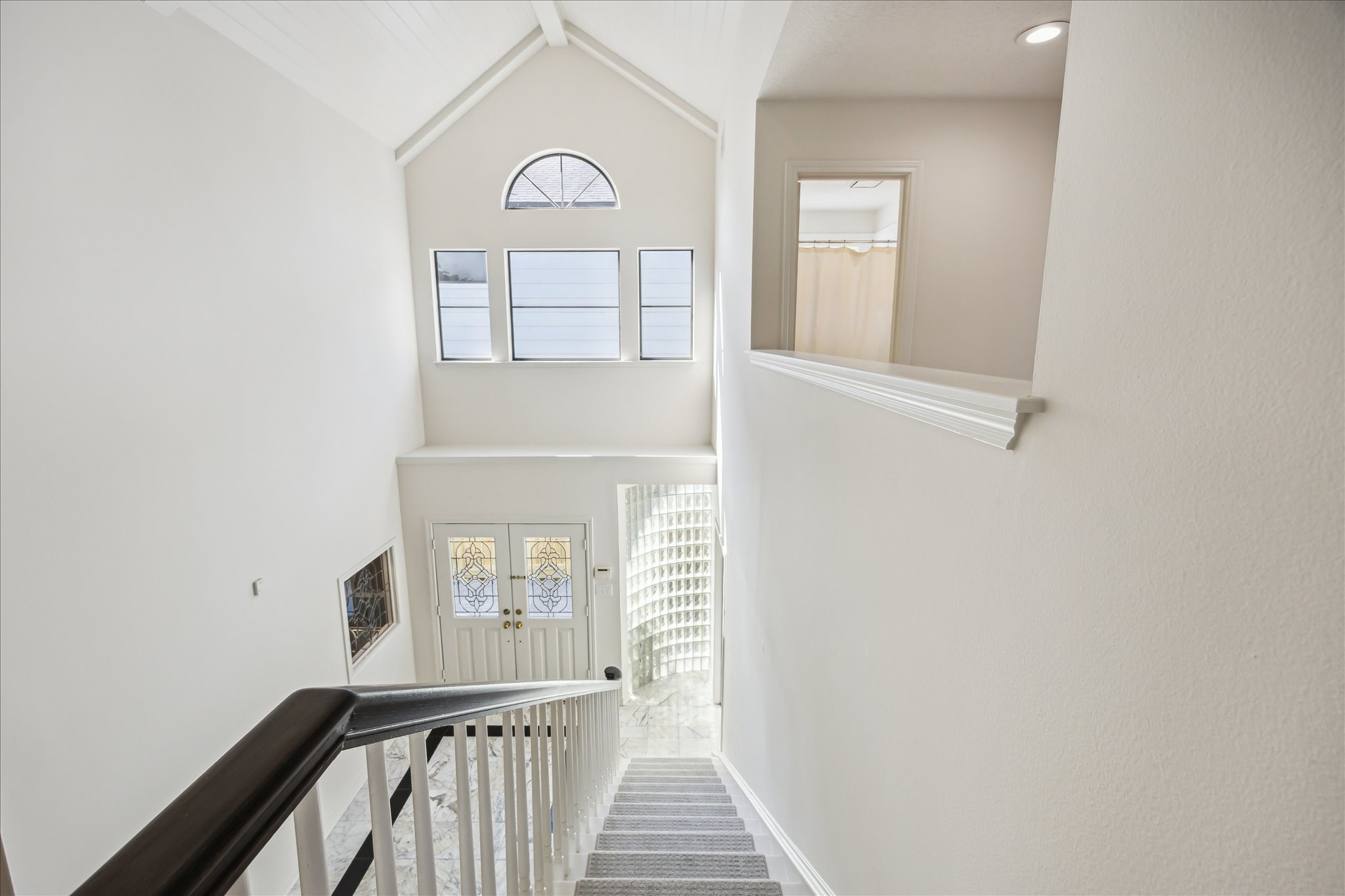 902 S Shepherd Drive Property Photo 3