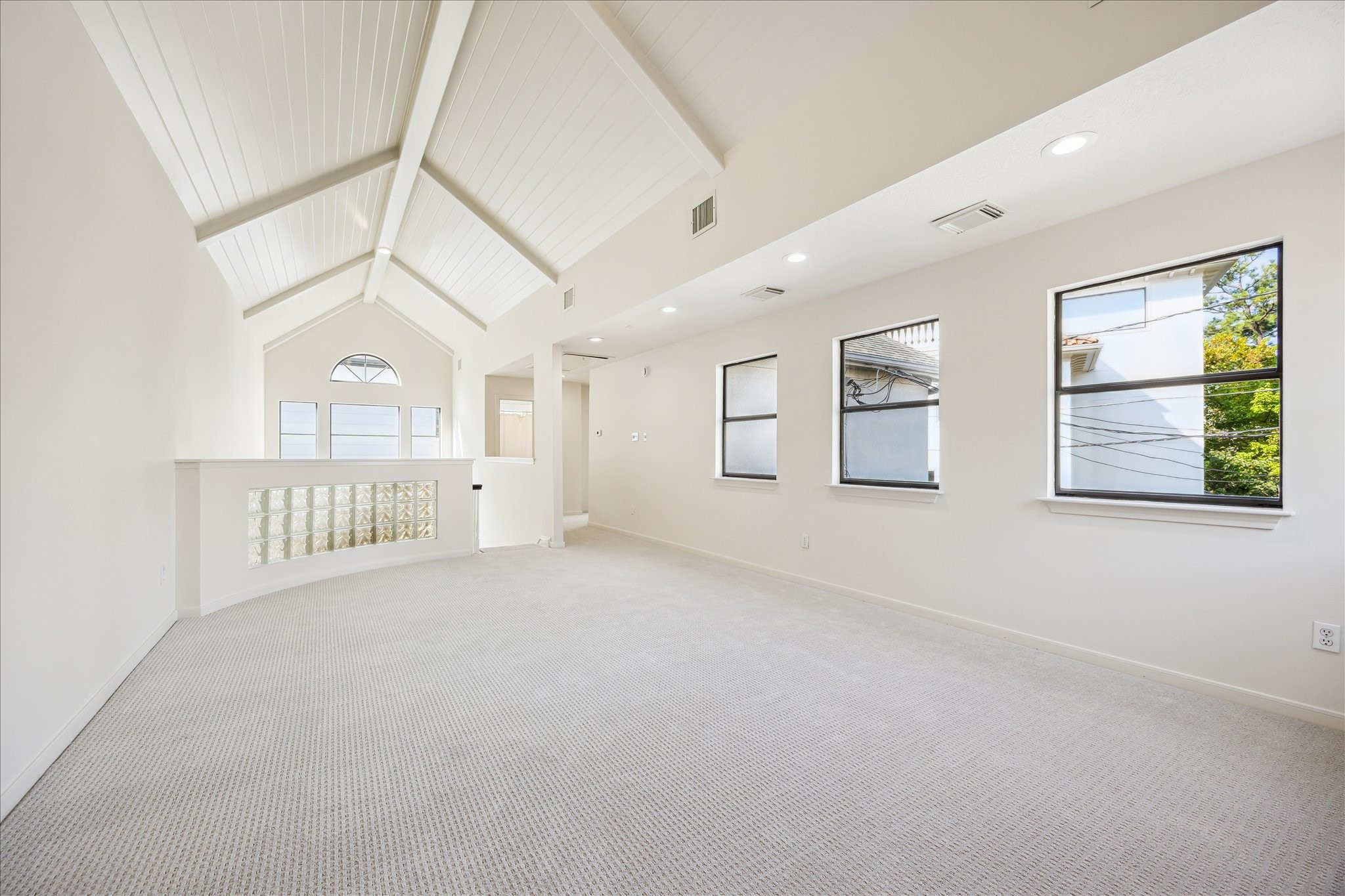 902 S Shepherd Drive Property Photo 4