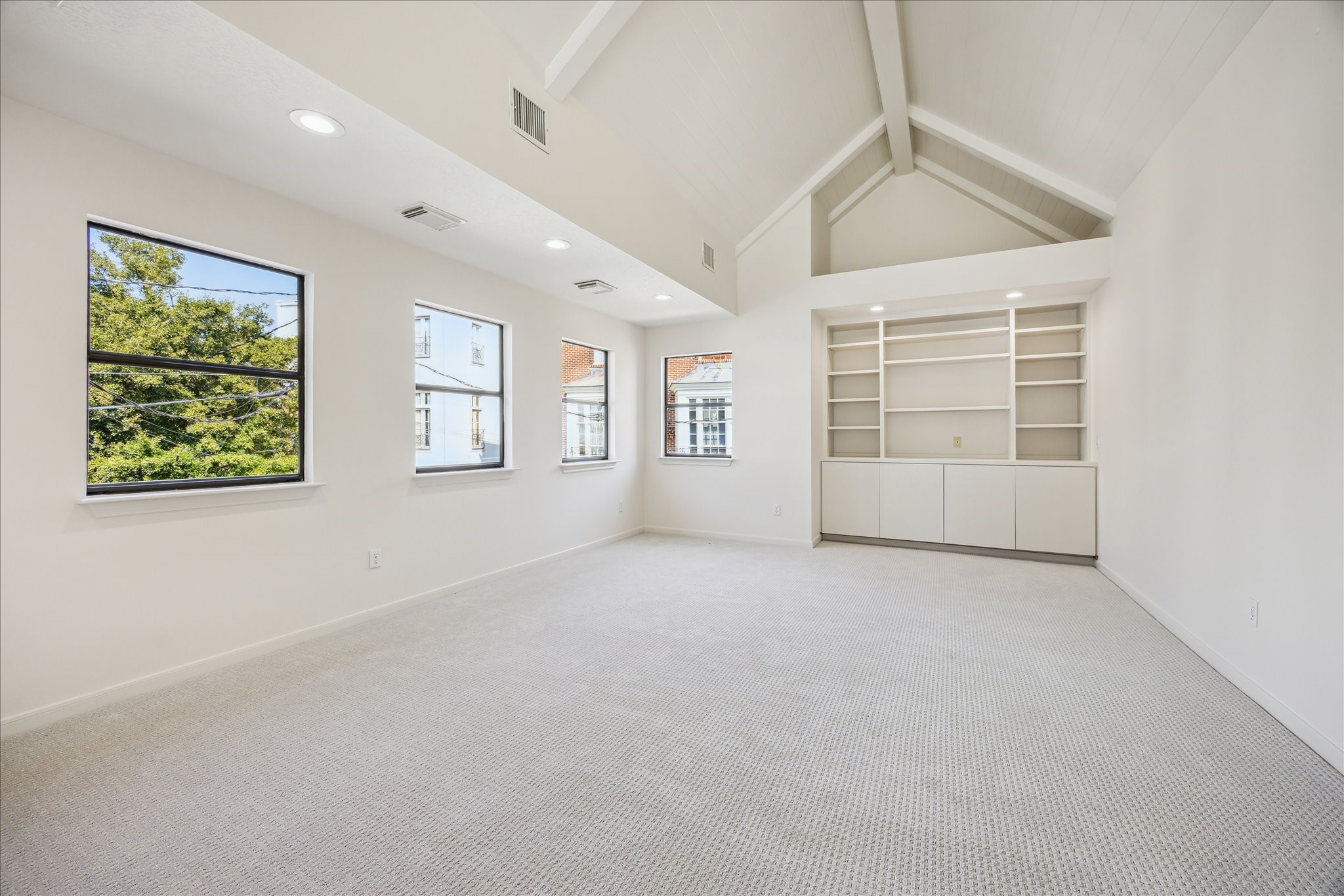 902 S Shepherd Drive Property Photo 5