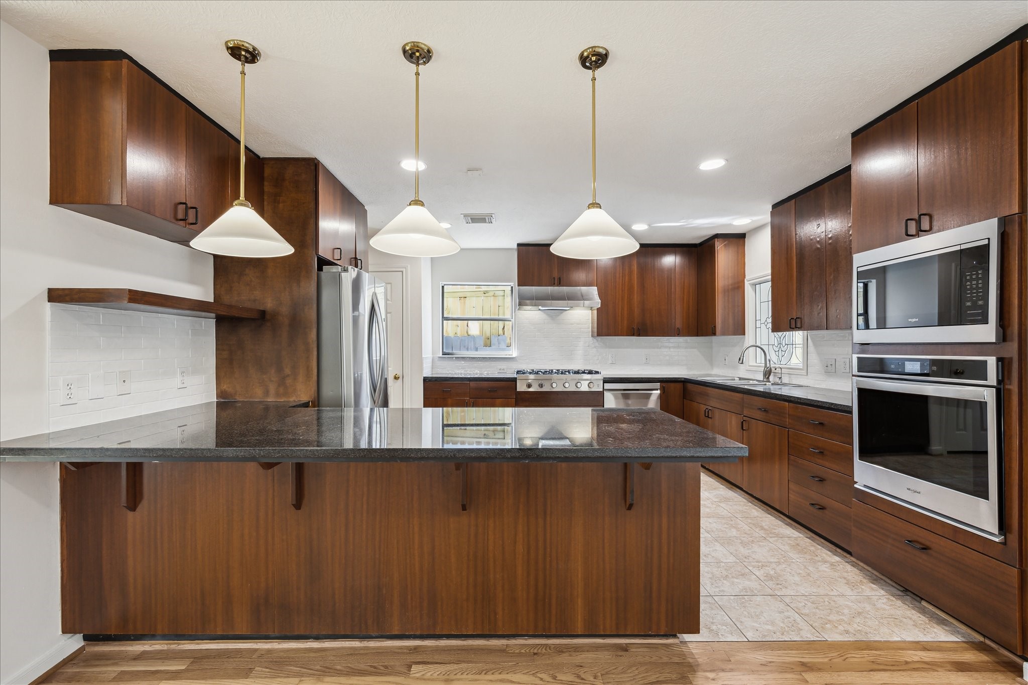 902 S Shepherd Drive Property Photo 7