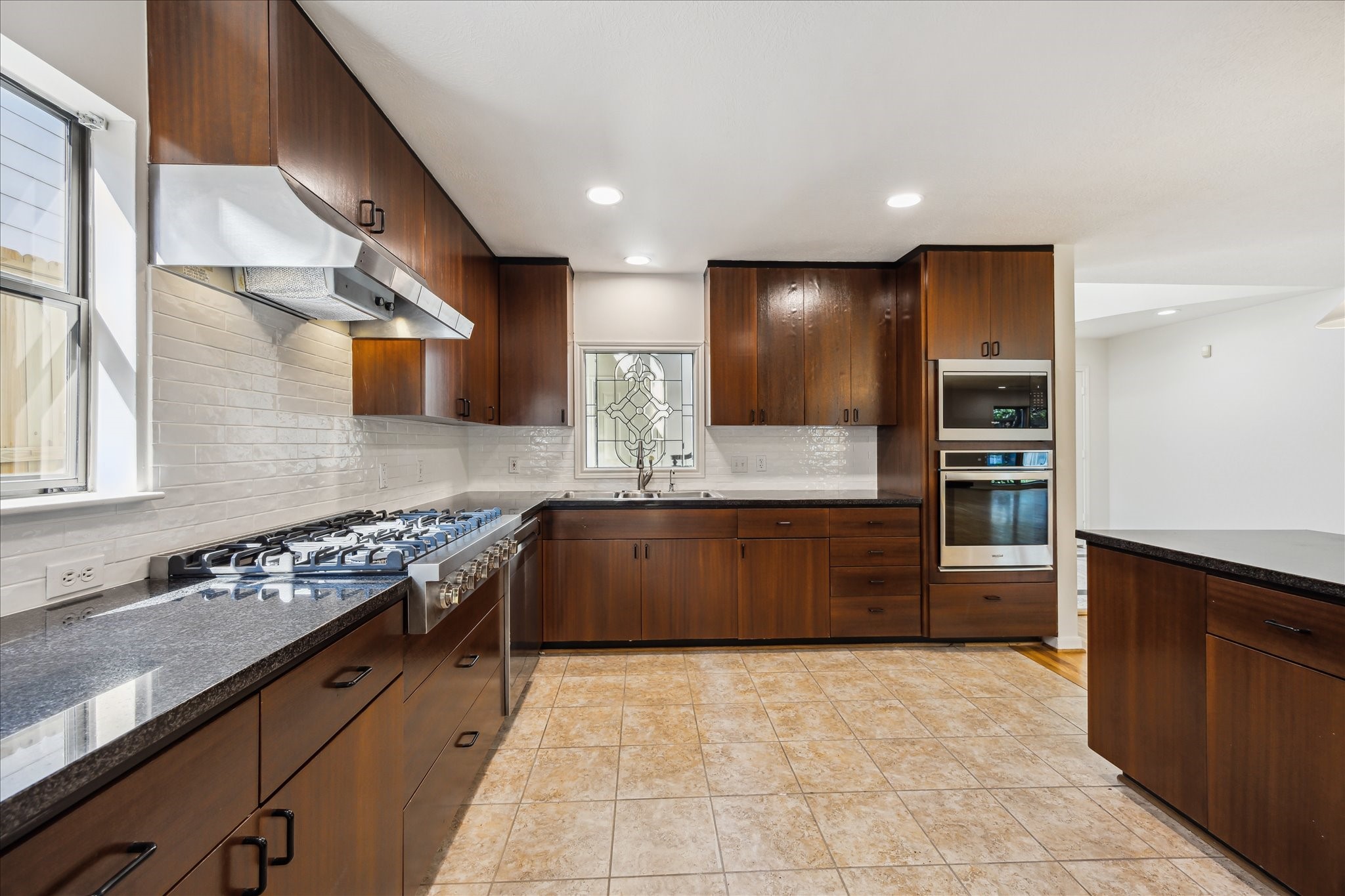 902 S Shepherd Drive Property Photo 8