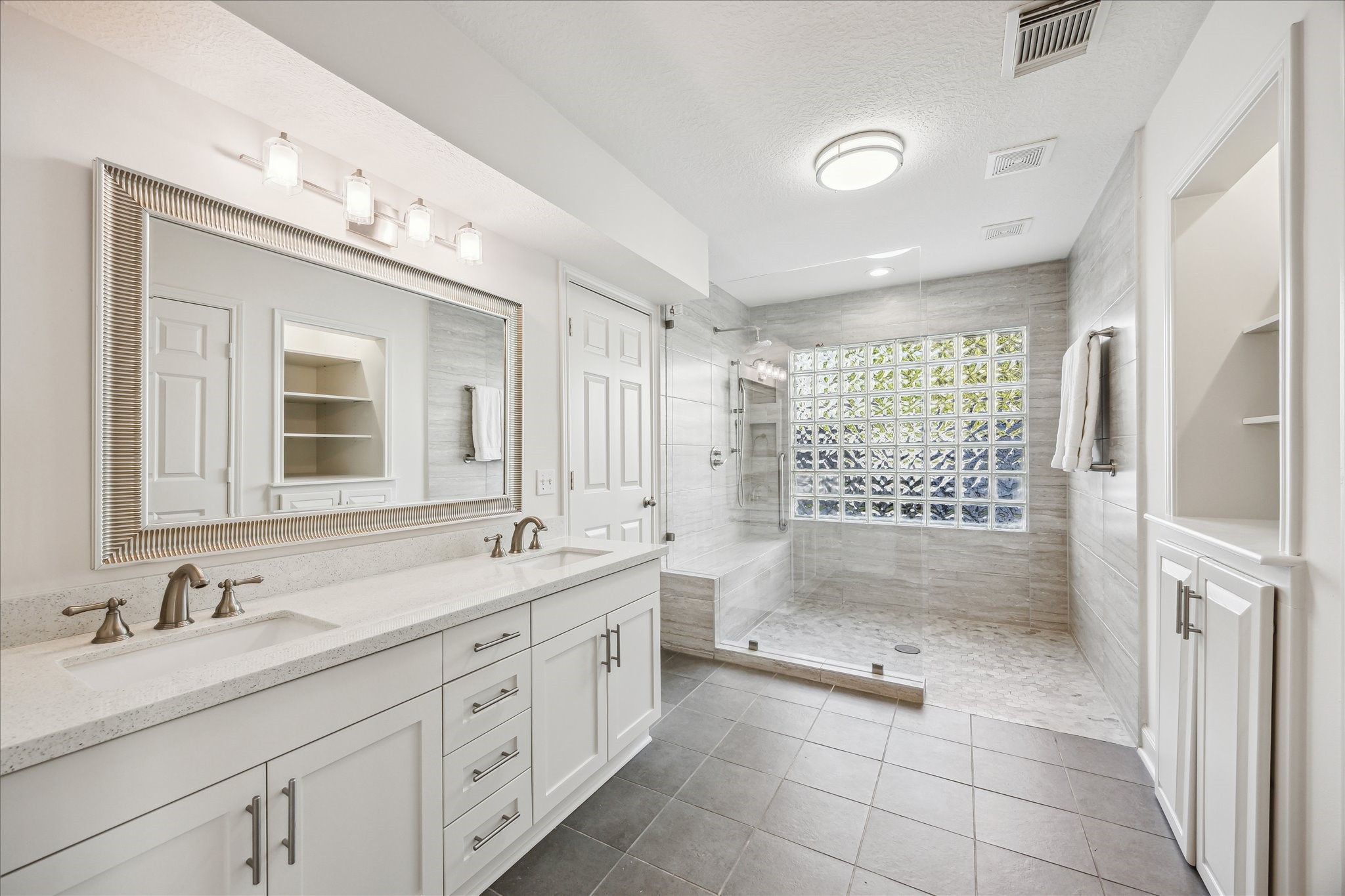 902 S Shepherd Drive Property Photo 9