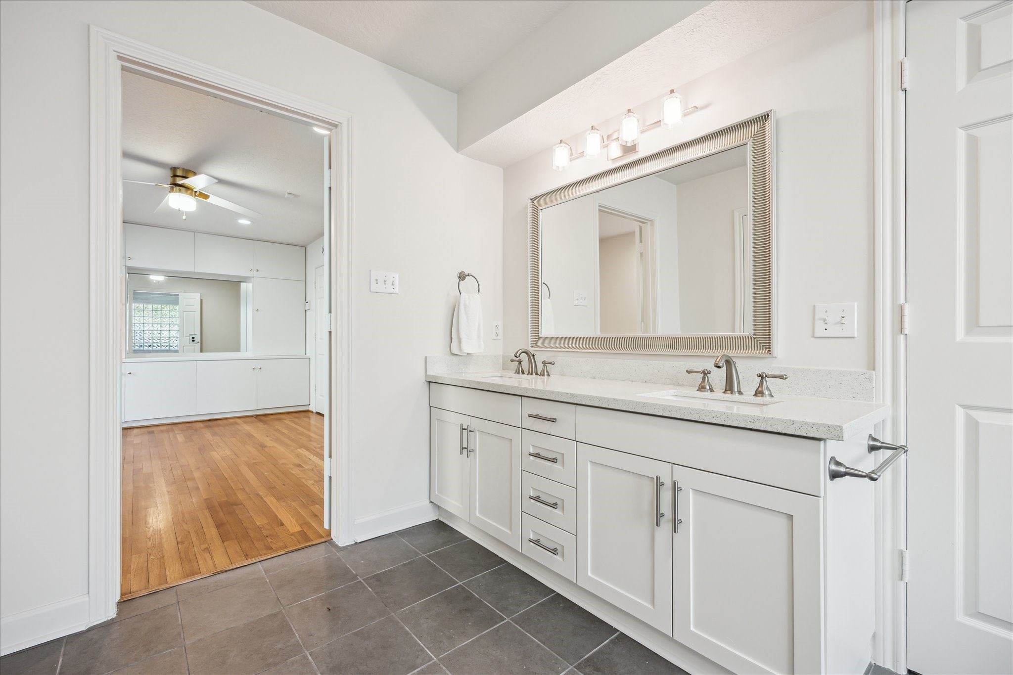 902 S Shepherd Drive Property Photo 10