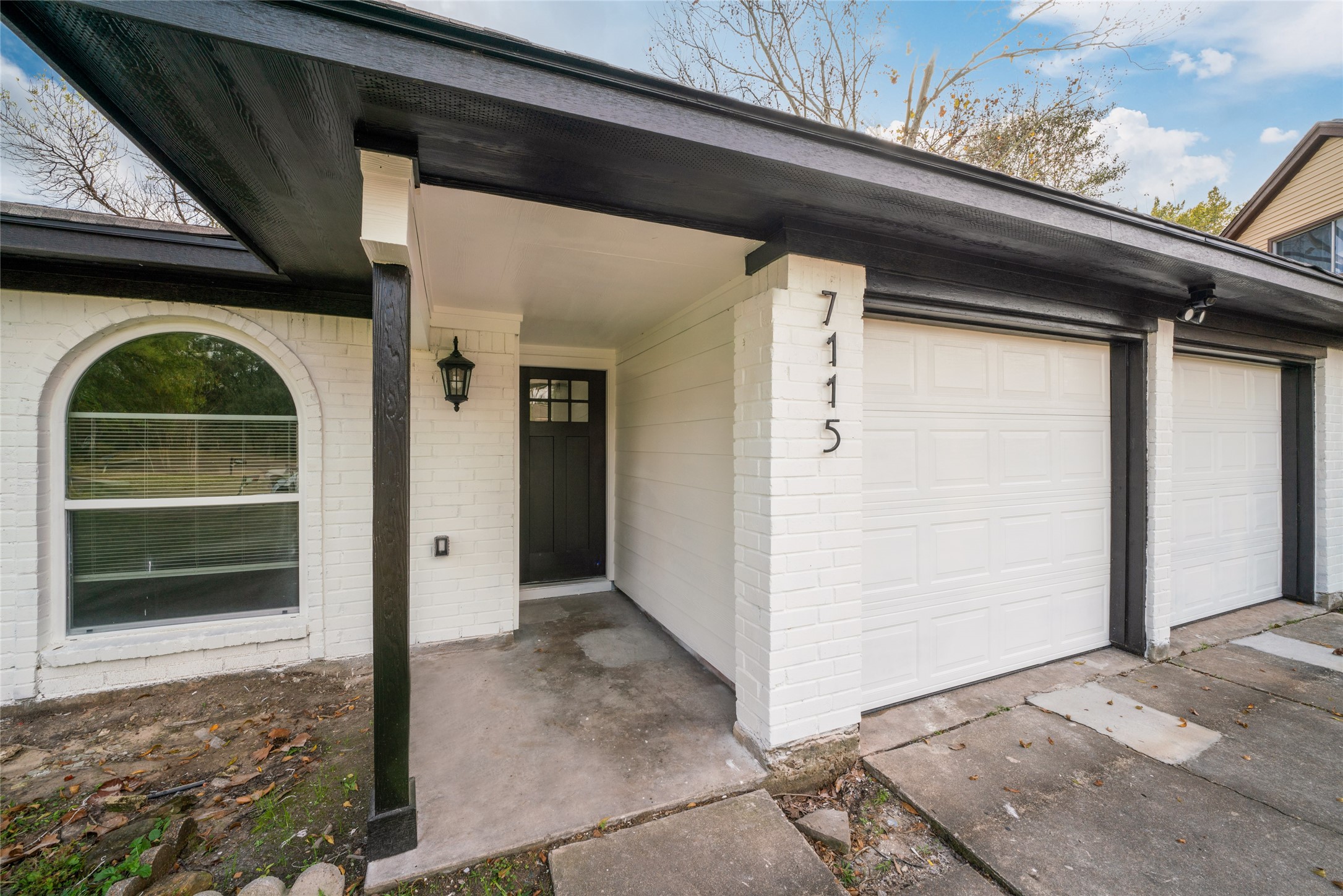 7115 Shady Moss Lane Property Photo 3