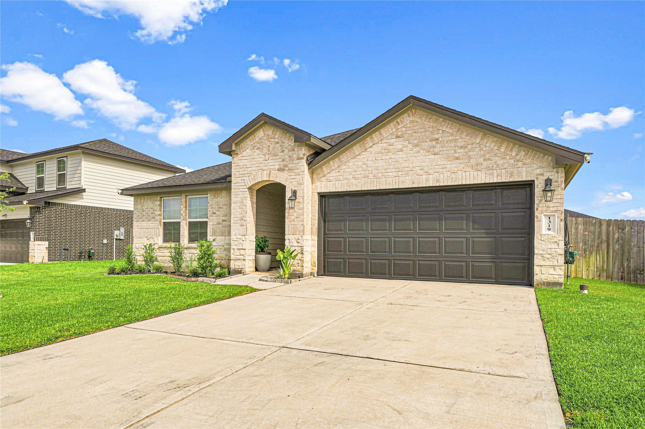 1319 Sea Breeze Way Property Photo 2