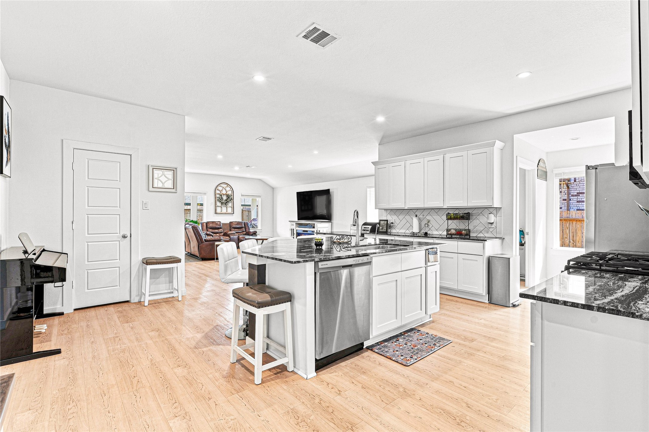 1319 Sea Breeze Way Property Photo 8