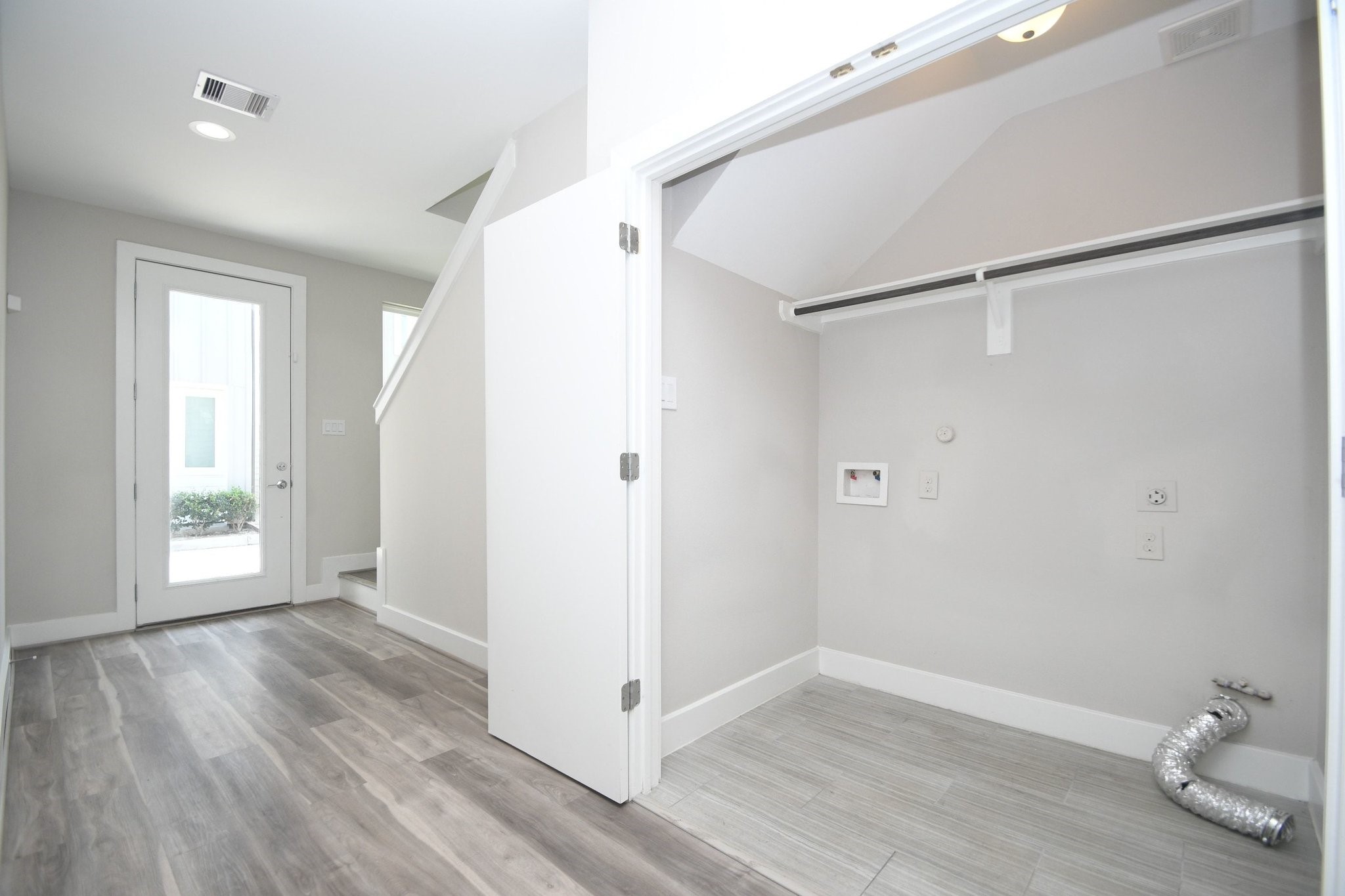 5904 Gardendale Drive B Property Photo 6