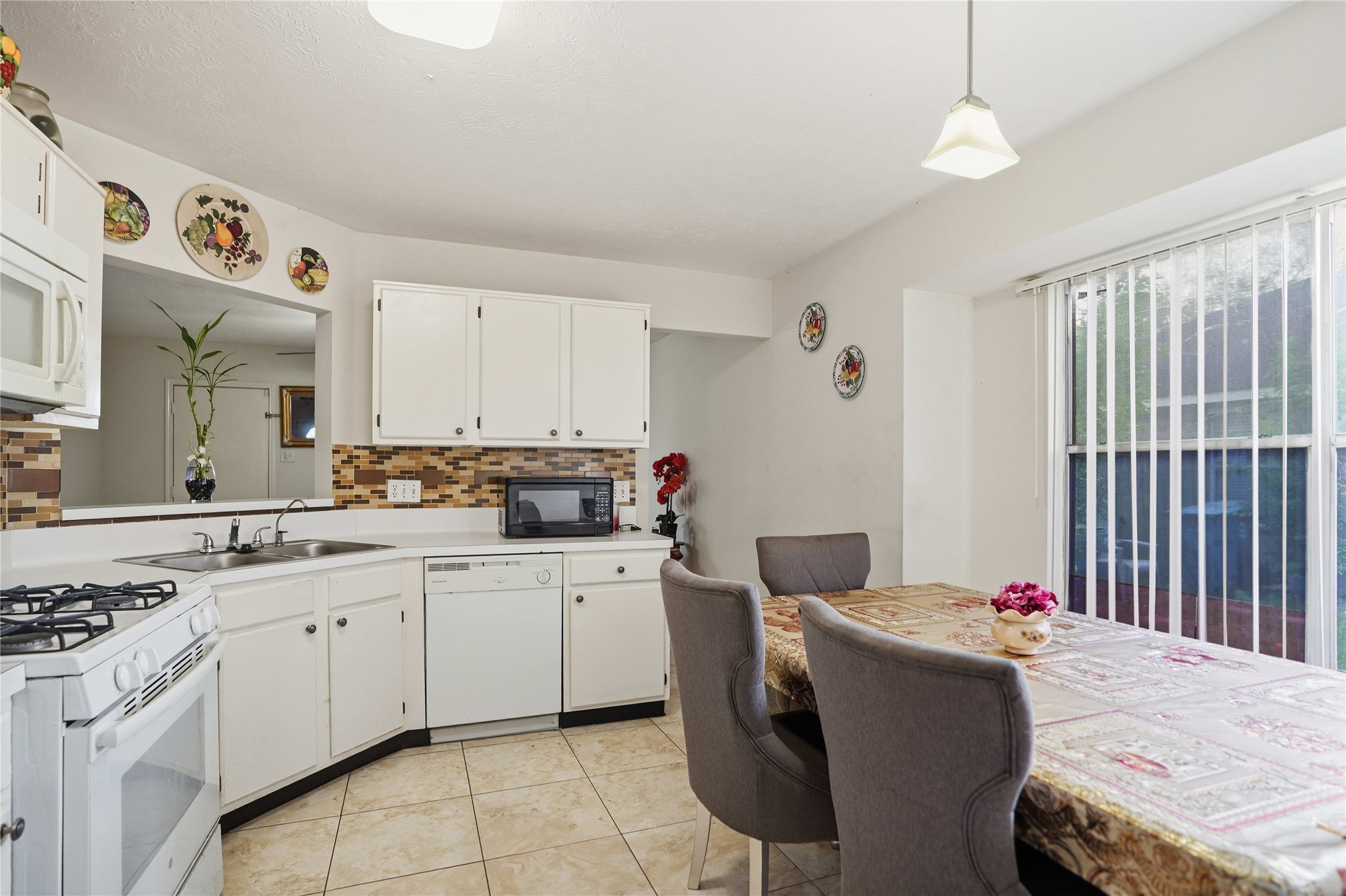 15258 Ferness Lane Property Photo 3