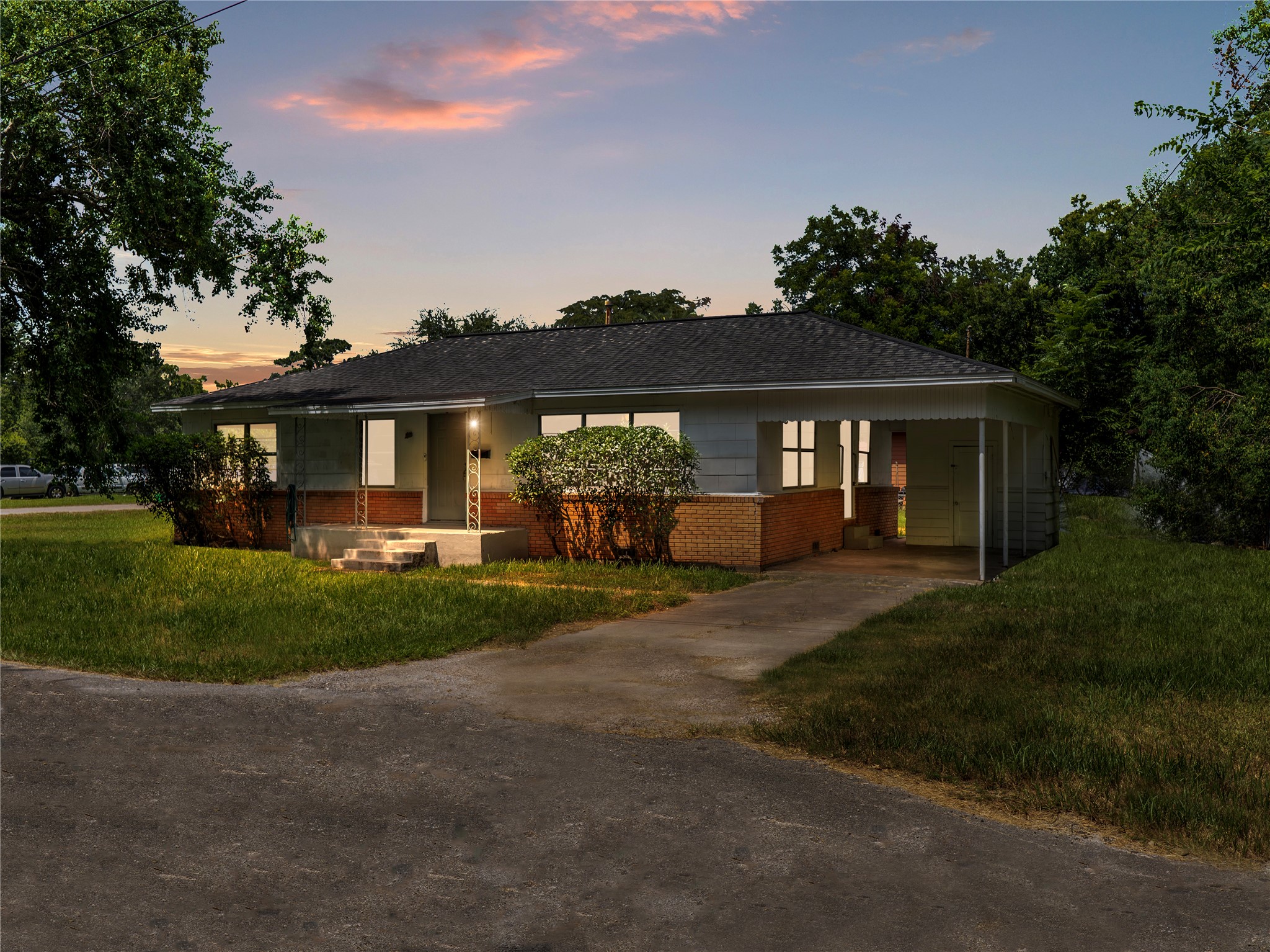 2616 Elm Avenue Property Photo 1