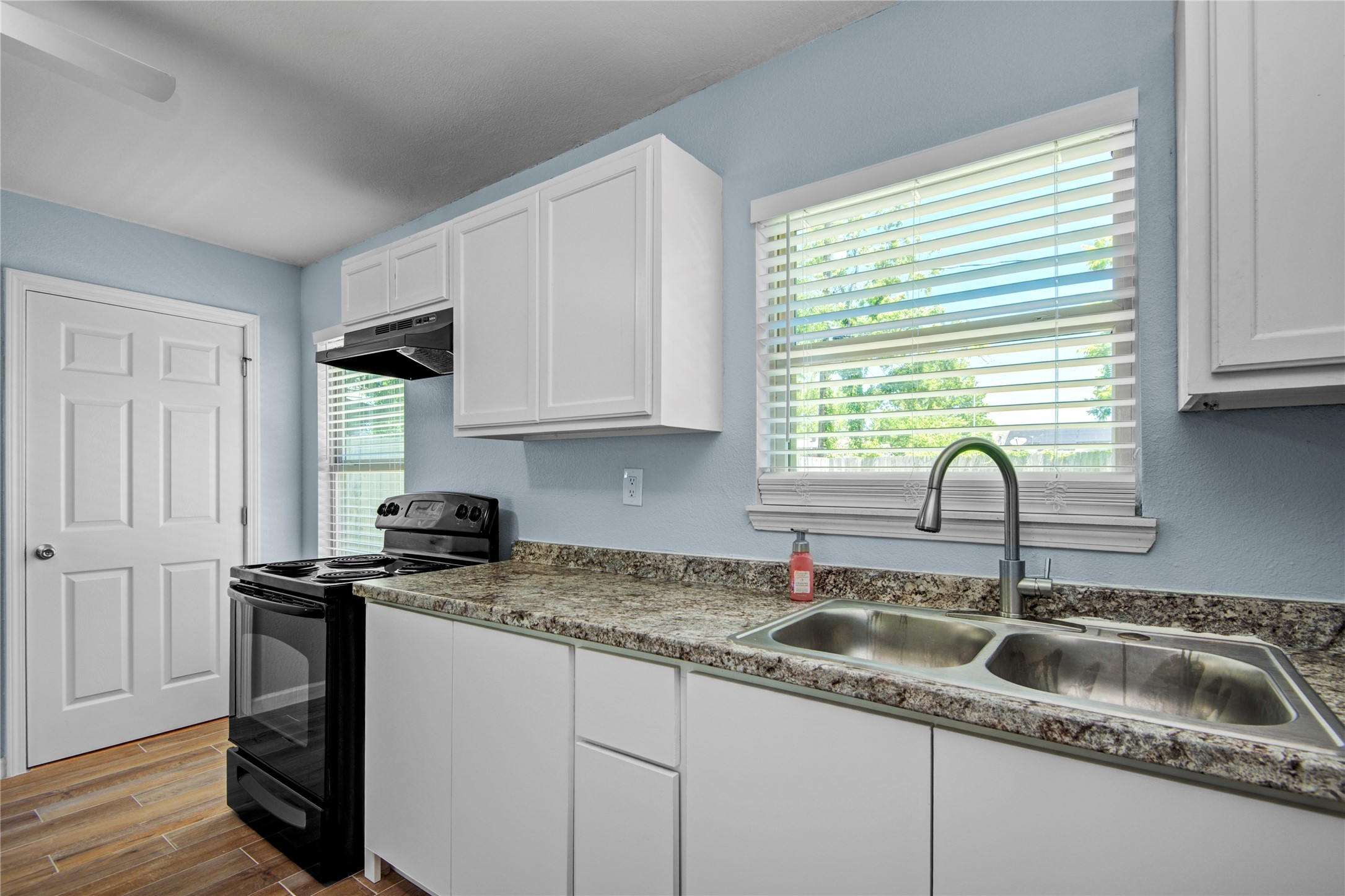 8921 Oak Knoll Lane Property Photo 7