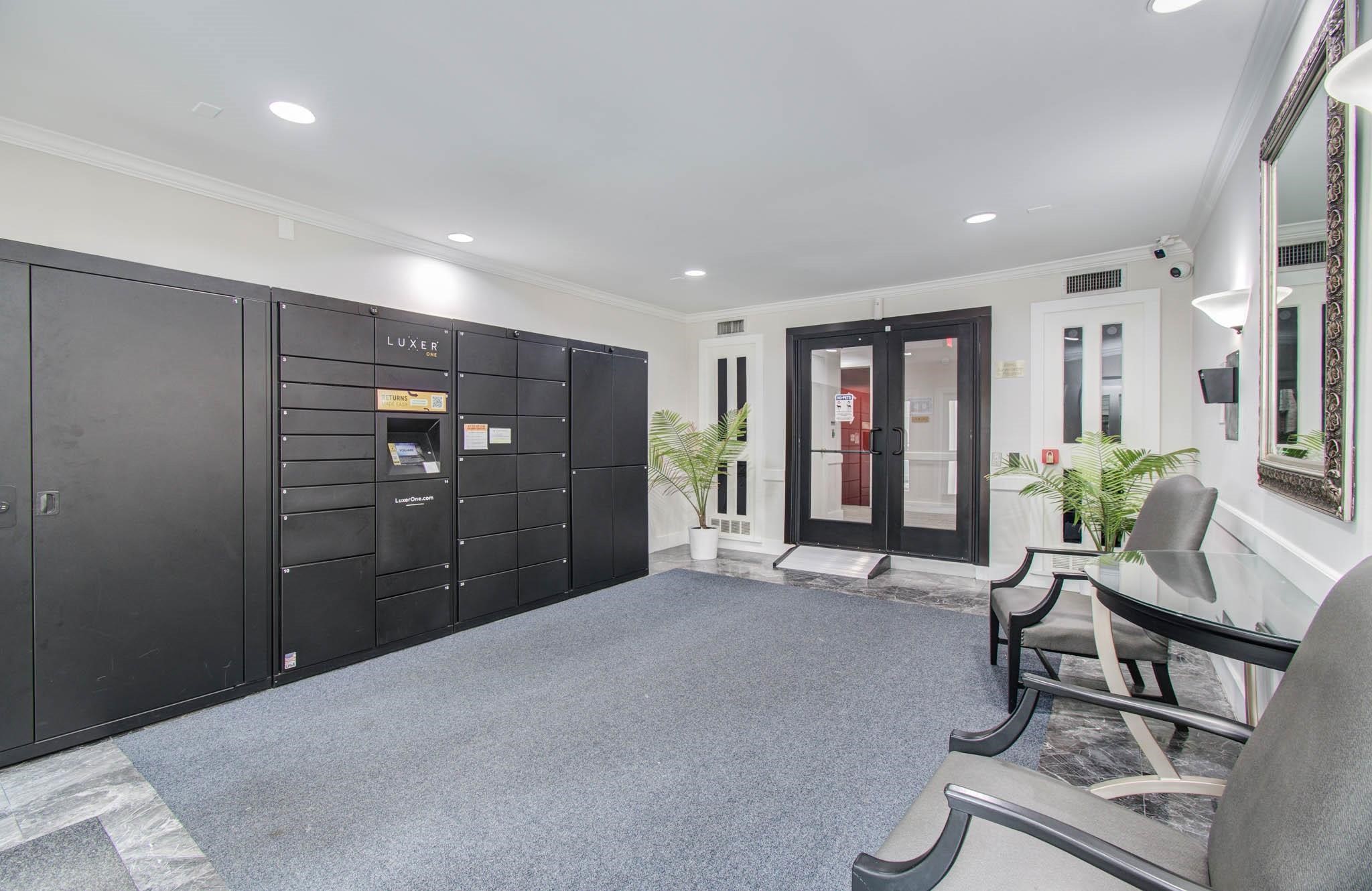 357 N Post Oak Lane 208 Property Photo 3