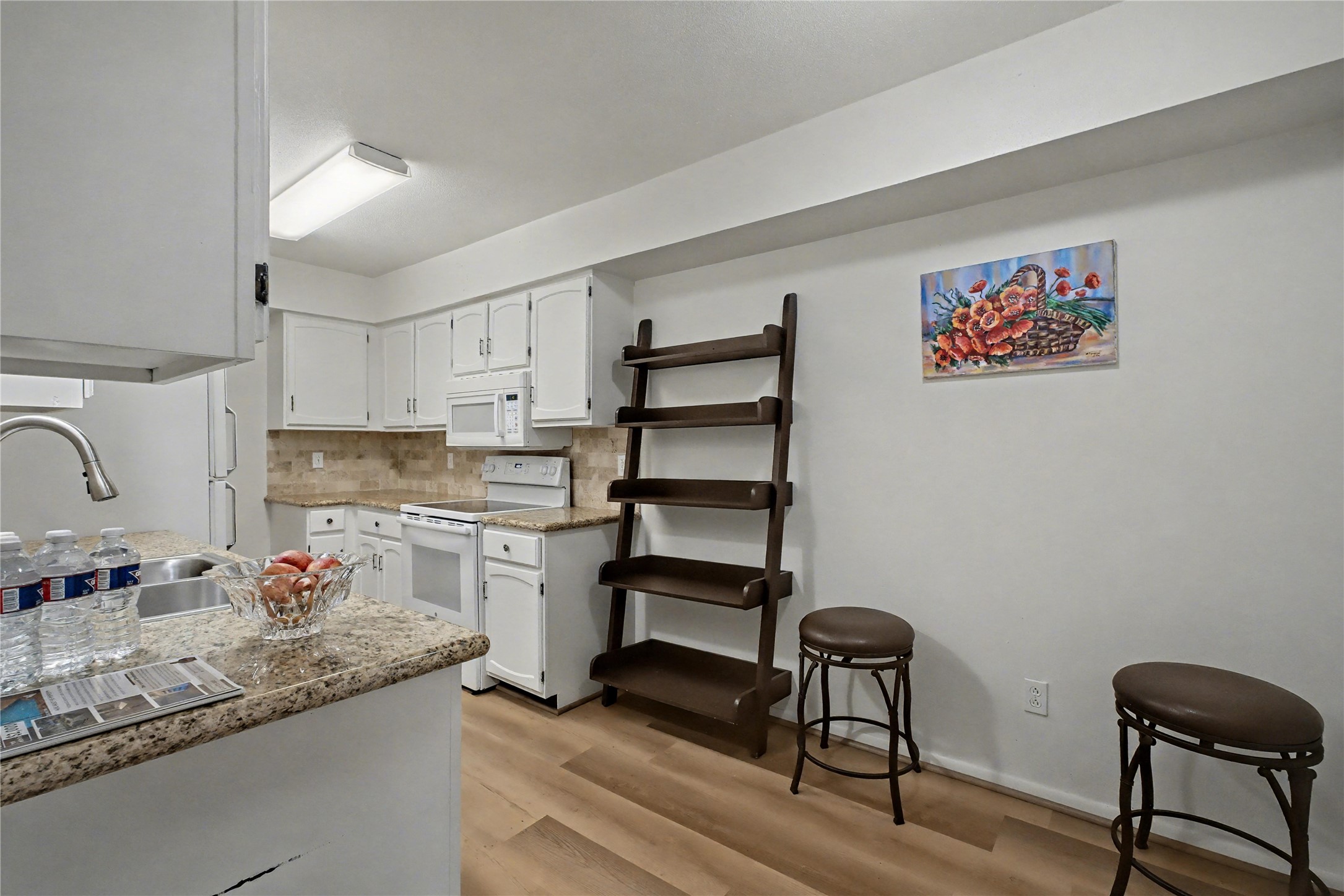 357 N Post Oak Lane 208 Property Photo 7