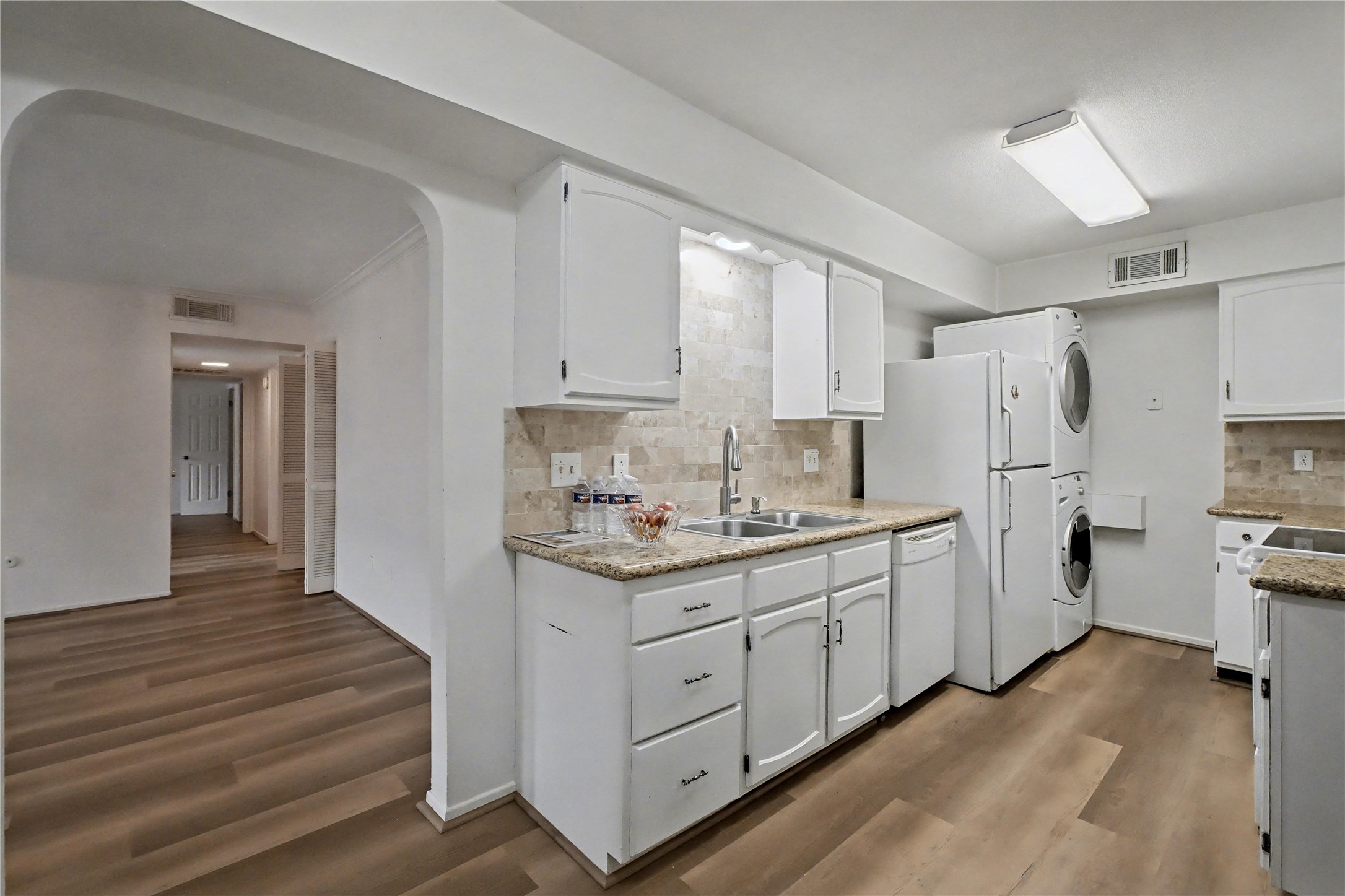 357 N Post Oak Lane 208 Property Photo 8