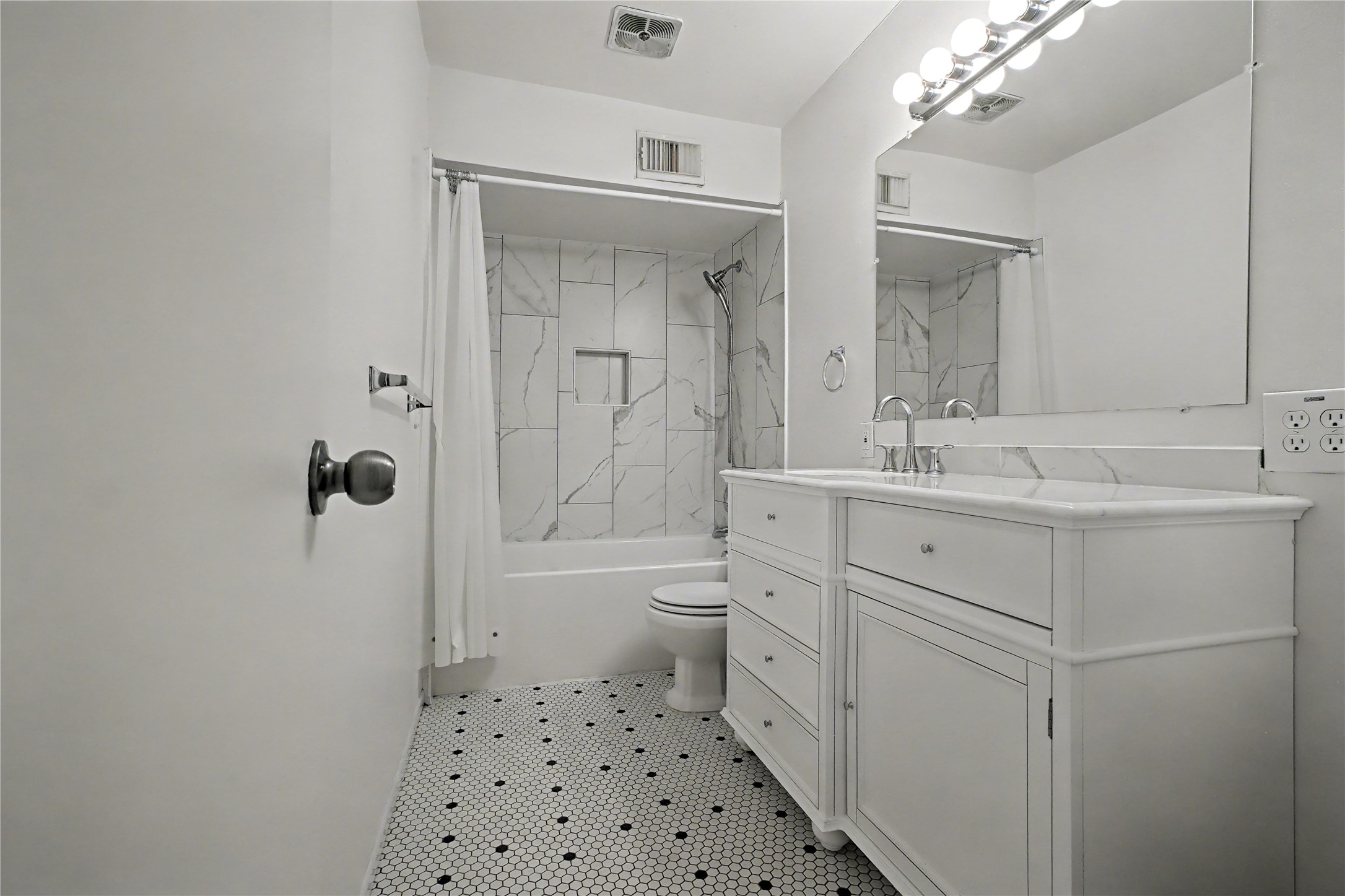 357 N Post Oak Lane 208 Property Photo 32