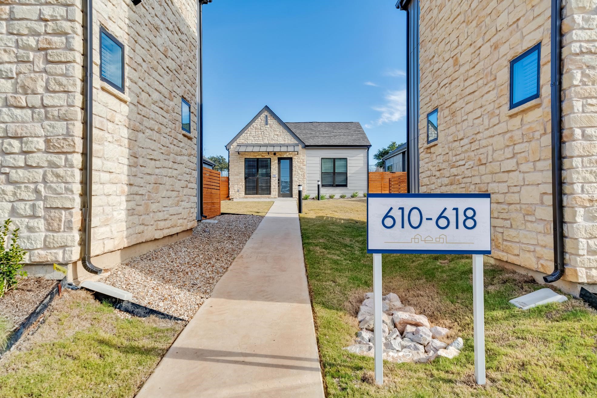 1601-414 Mustang Drive Property Photo 1