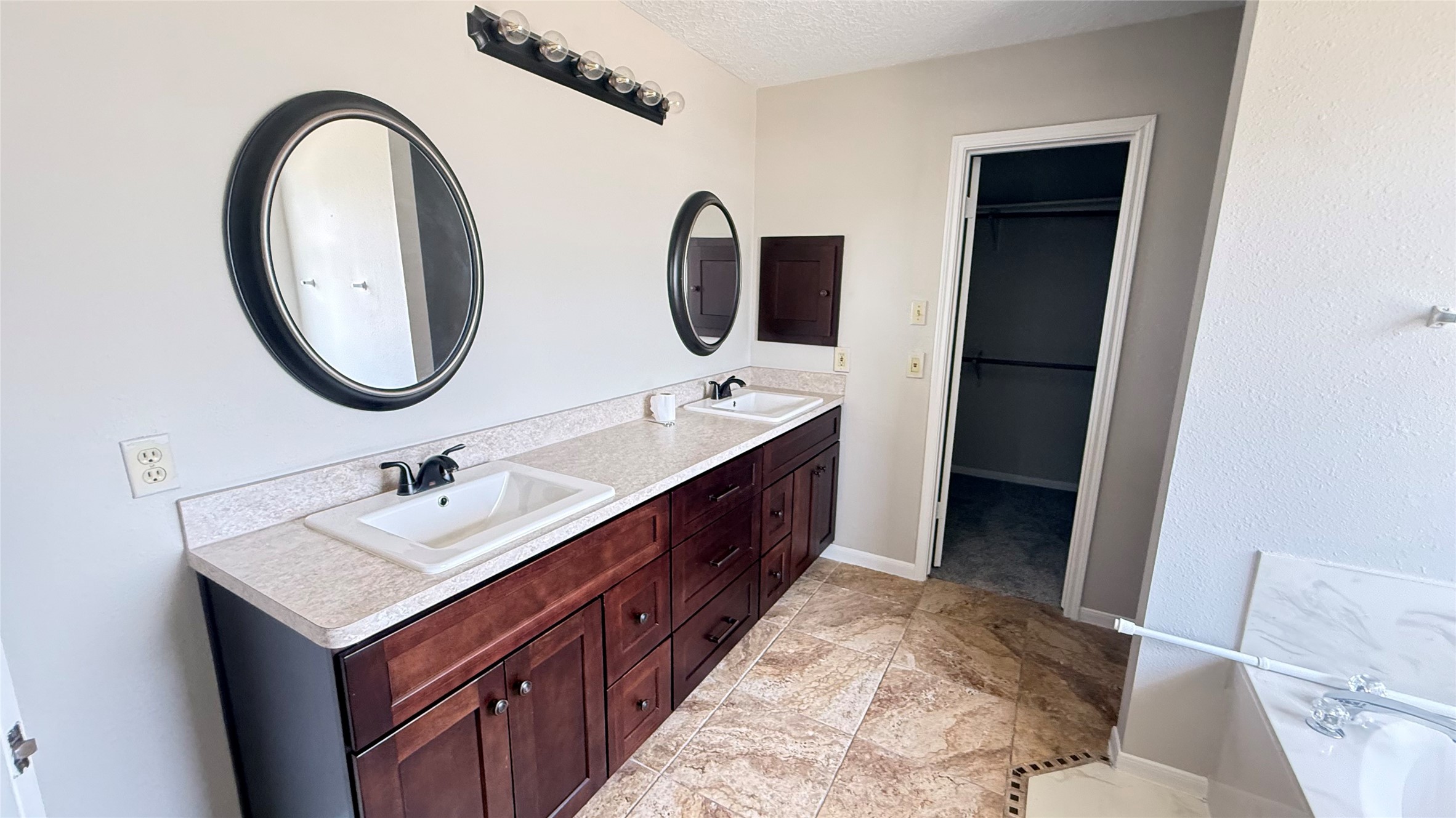 14402 Stone Park Road Property Photo 16