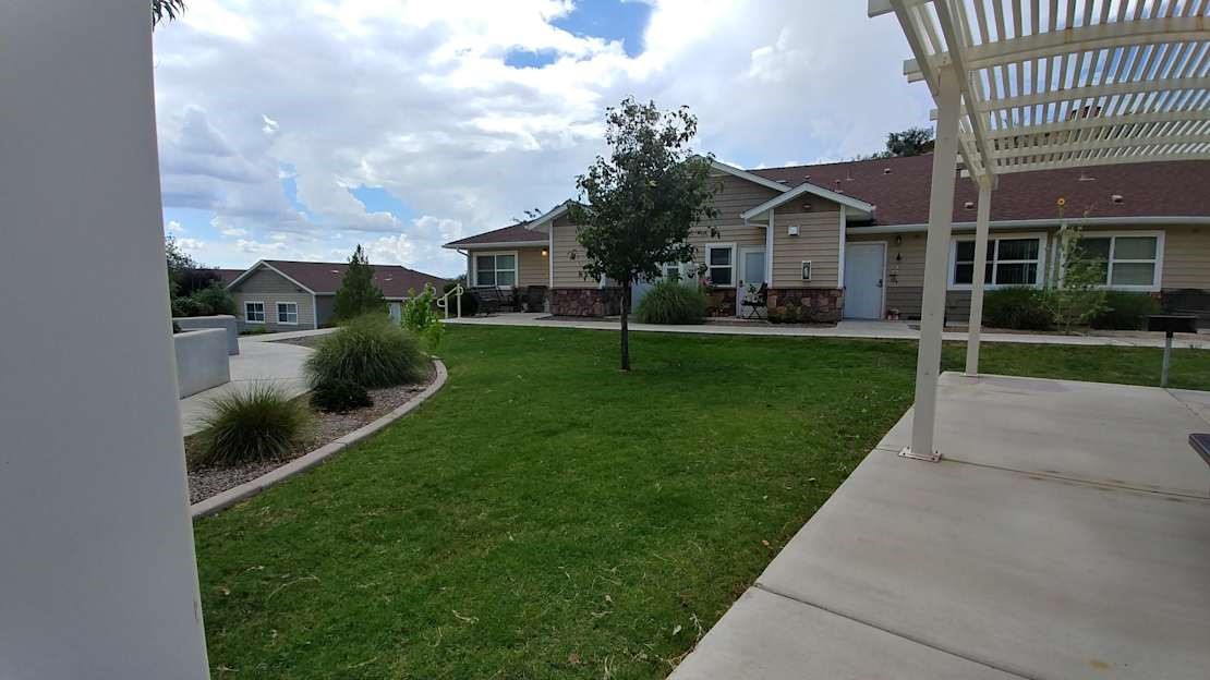1039 E Saguaro Dr 50 Property Photo 3