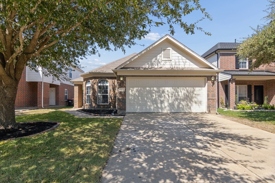 14703 Keystone Green Drive Property Photo 1