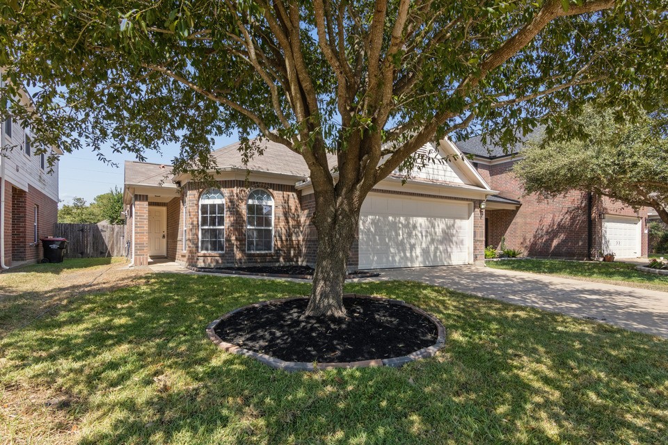 14703 Keystone Green Drive Property Photo 2