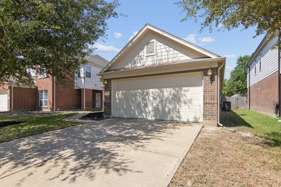 14703 Keystone Green Drive Property Photo 3