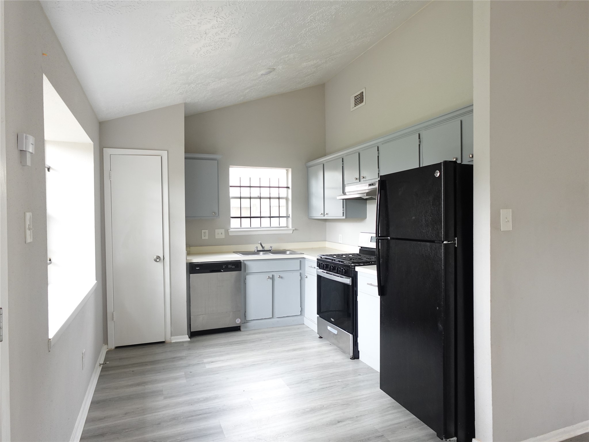 10811 Thorncliff Drive Property Photo 4