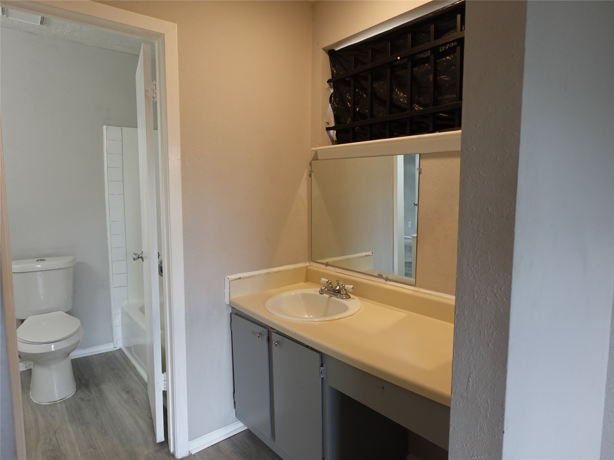 10811 Thorncliff Drive Property Photo 6