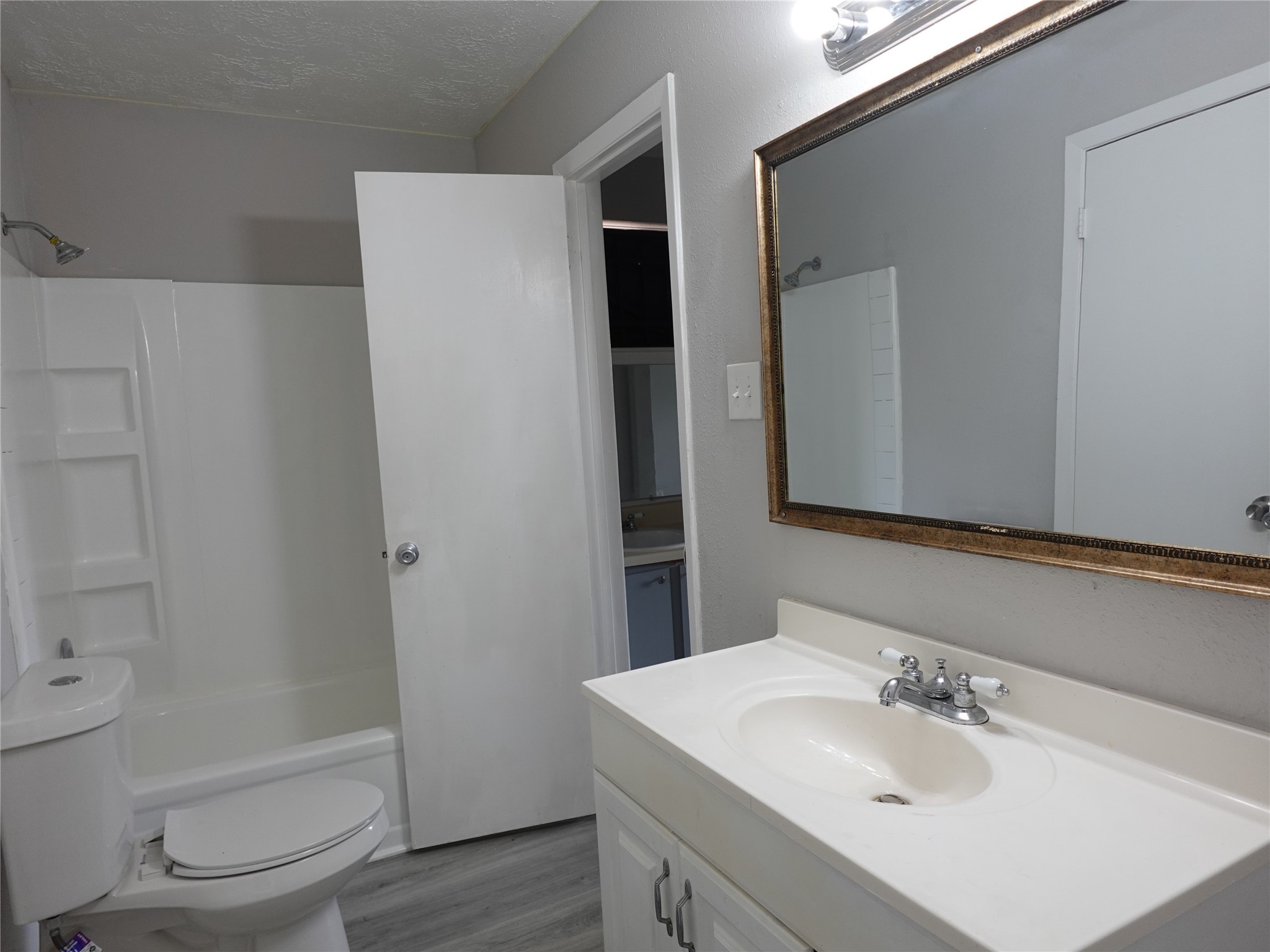 10811 Thorncliff Drive Property Photo 8