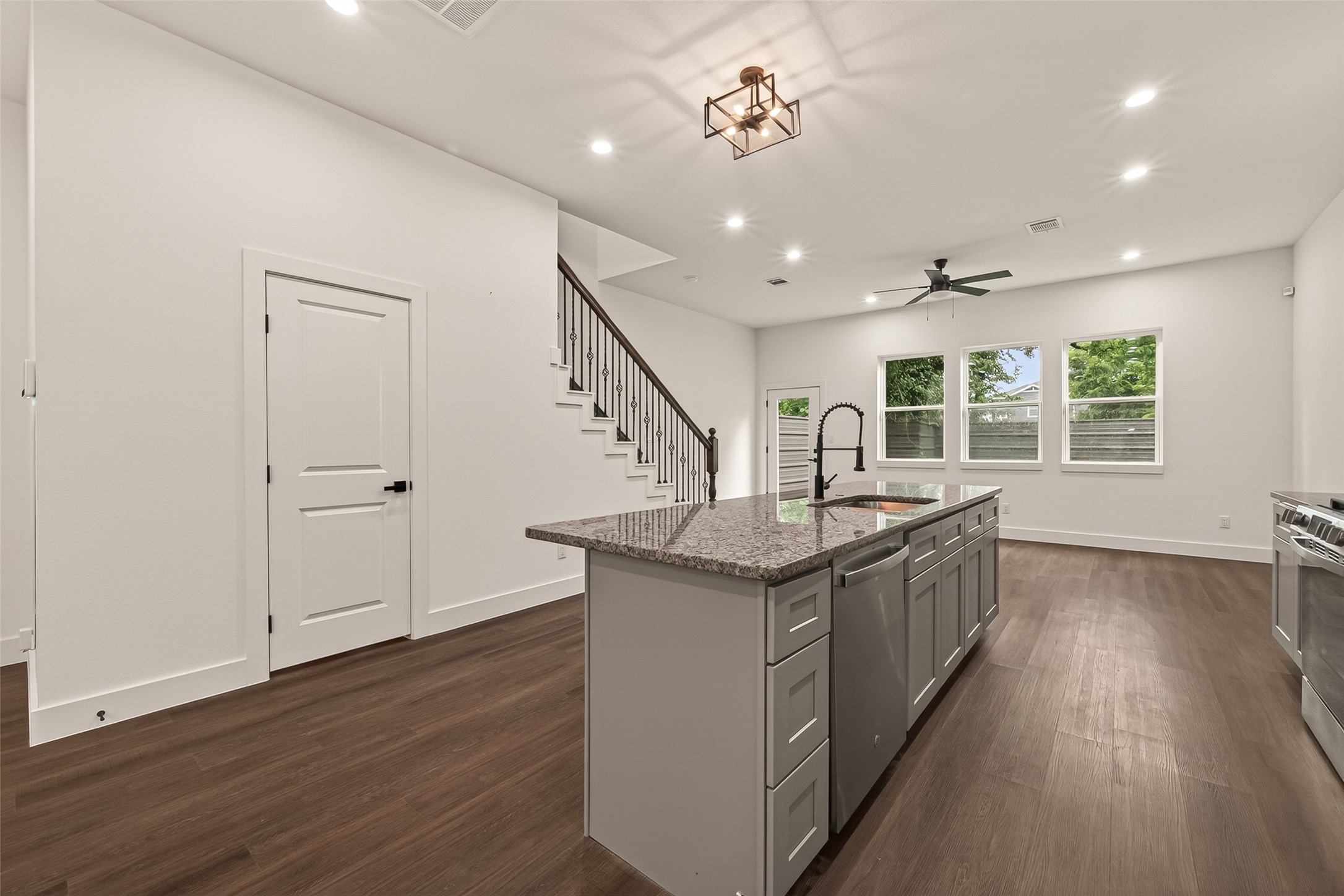 6808 Madrid Street Property Photo 7