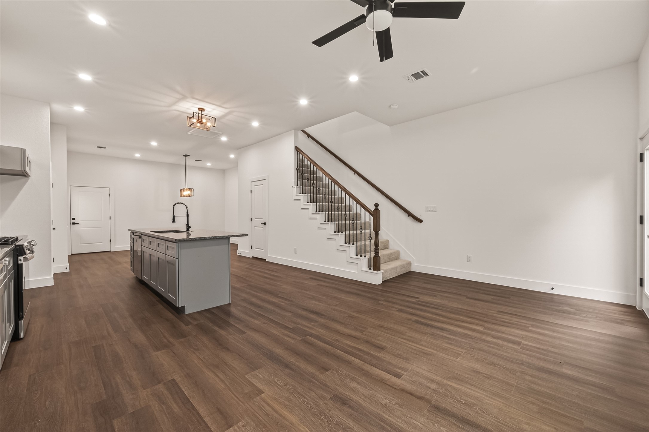 6808 Madrid Street Property Photo 9