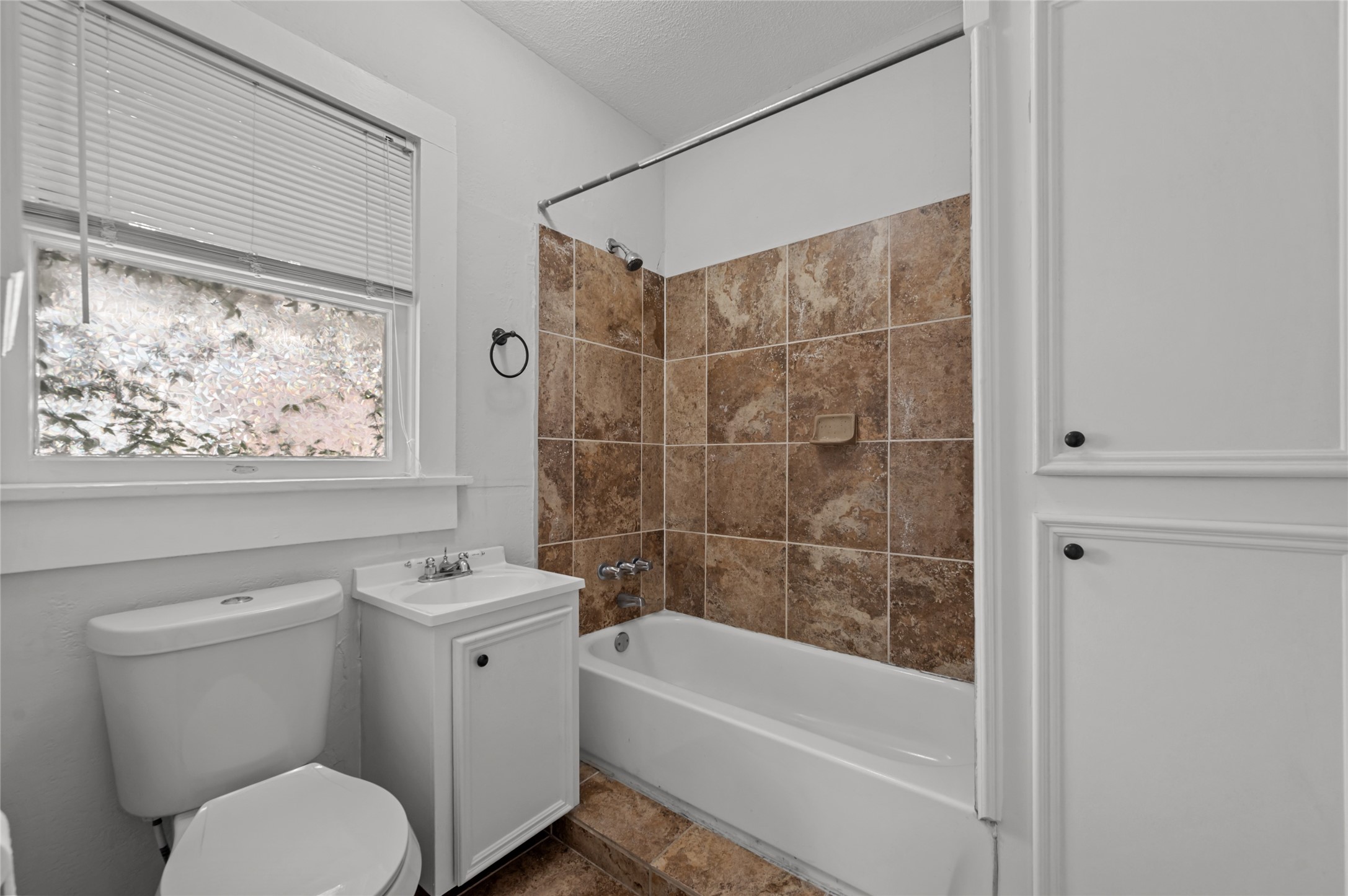 907 W Gray 2 Property Photo 6