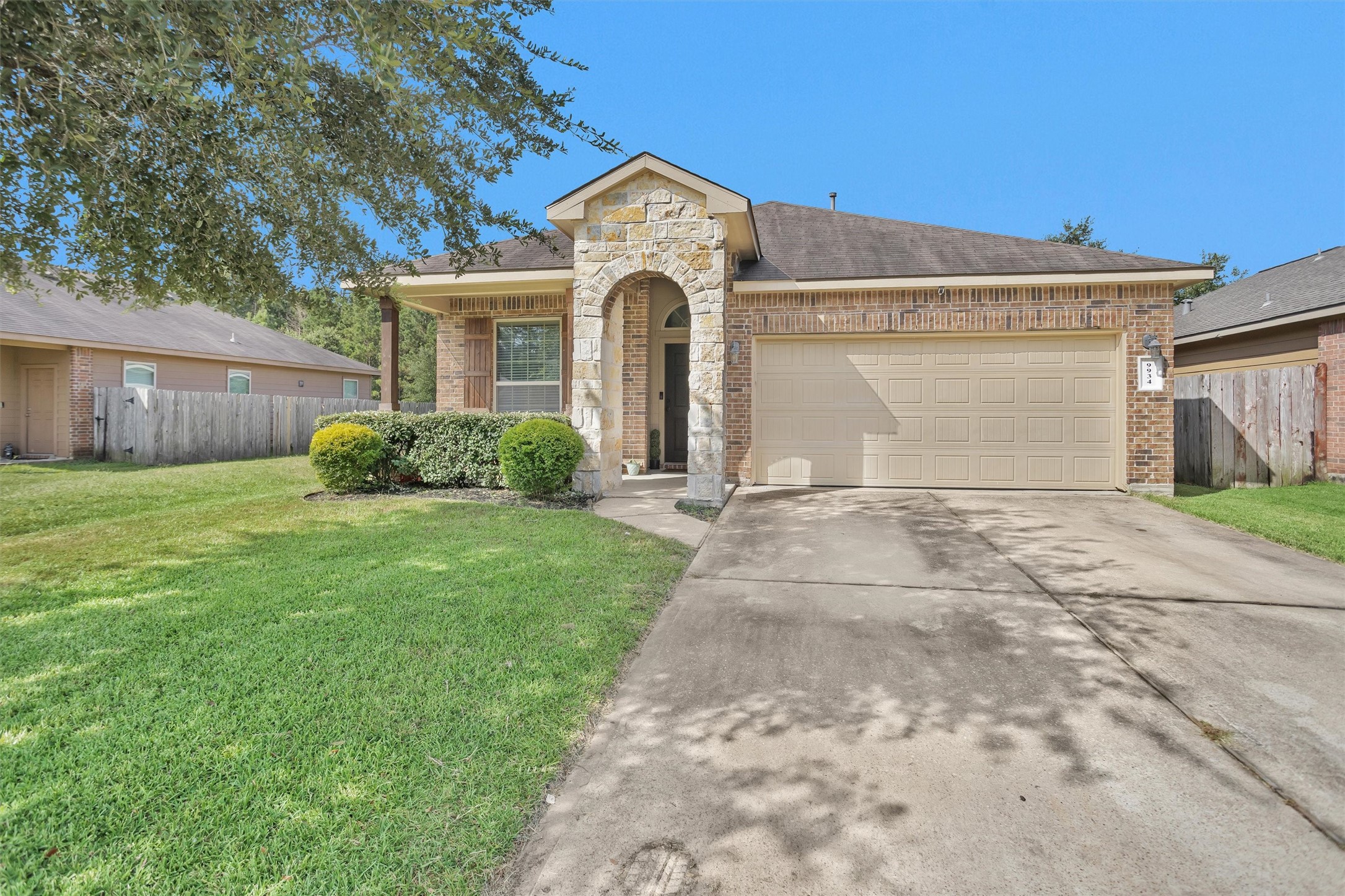 9934 Sterling Place Drive Property Photo 3