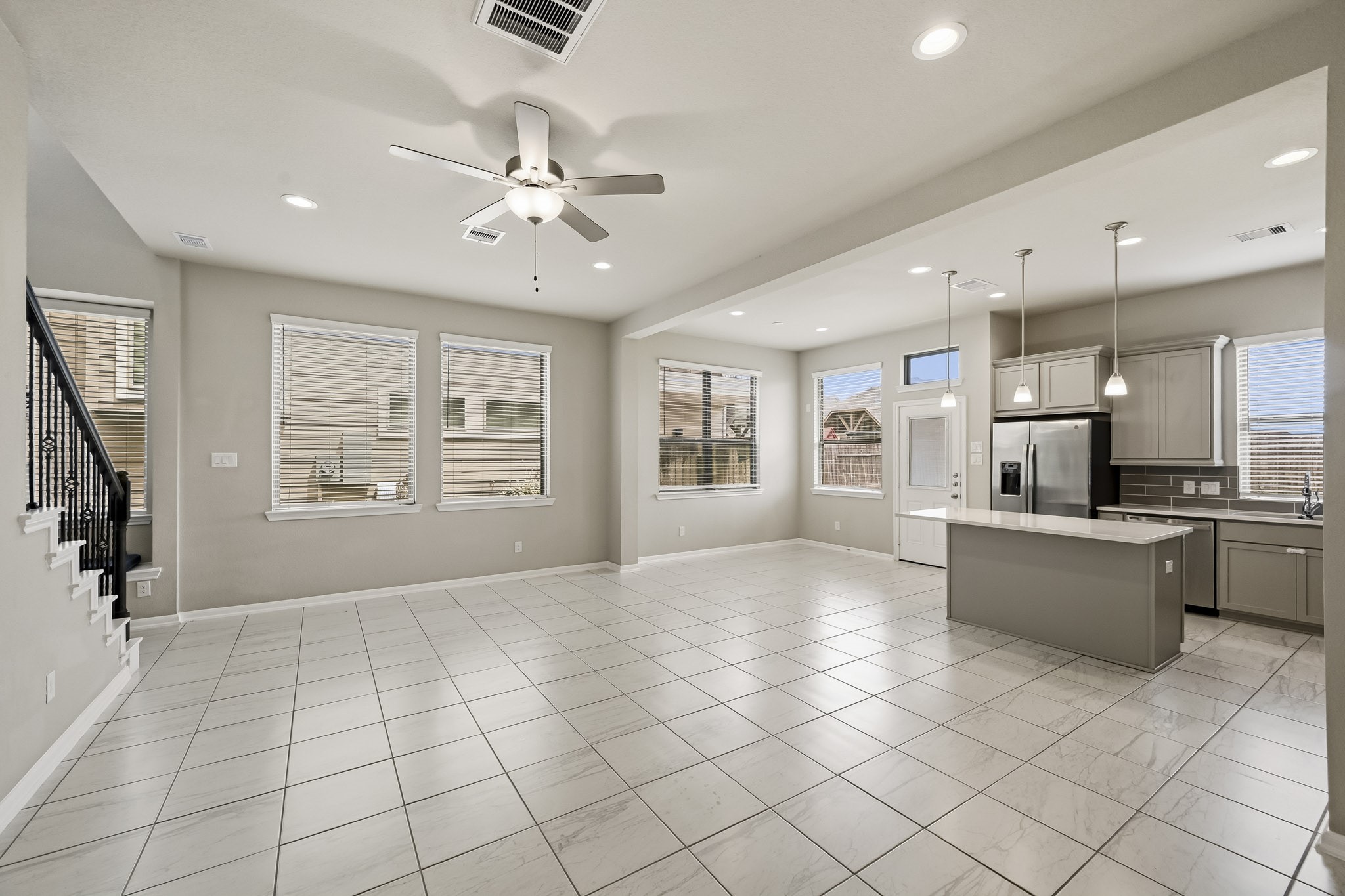 8718 Laurel Crest Drive Property Photo 6