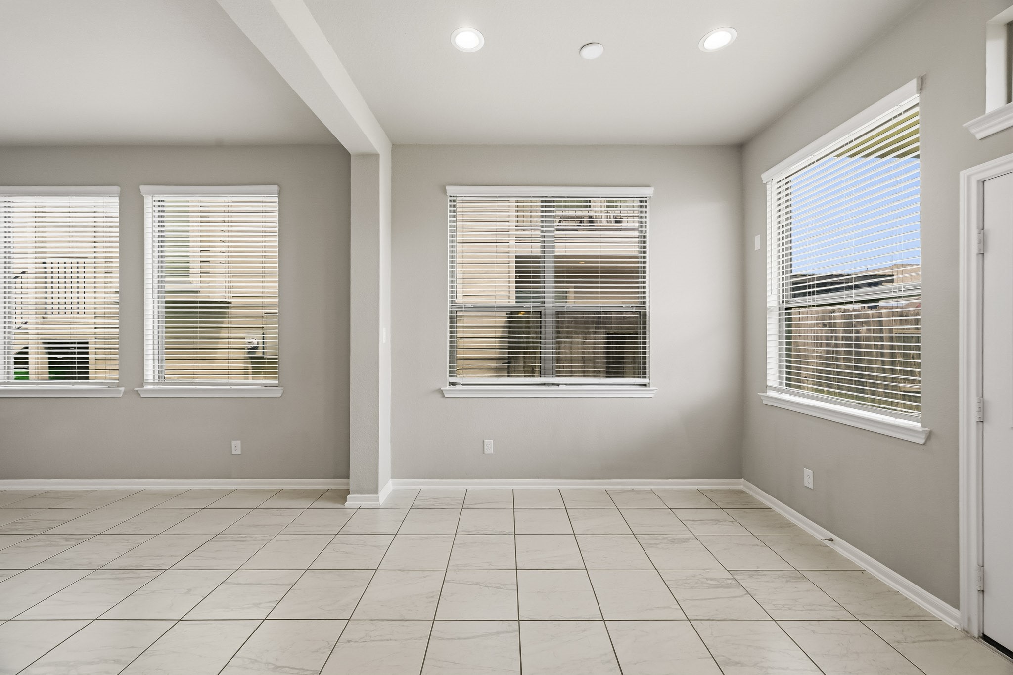 8718 Laurel Crest Drive Property Photo 12