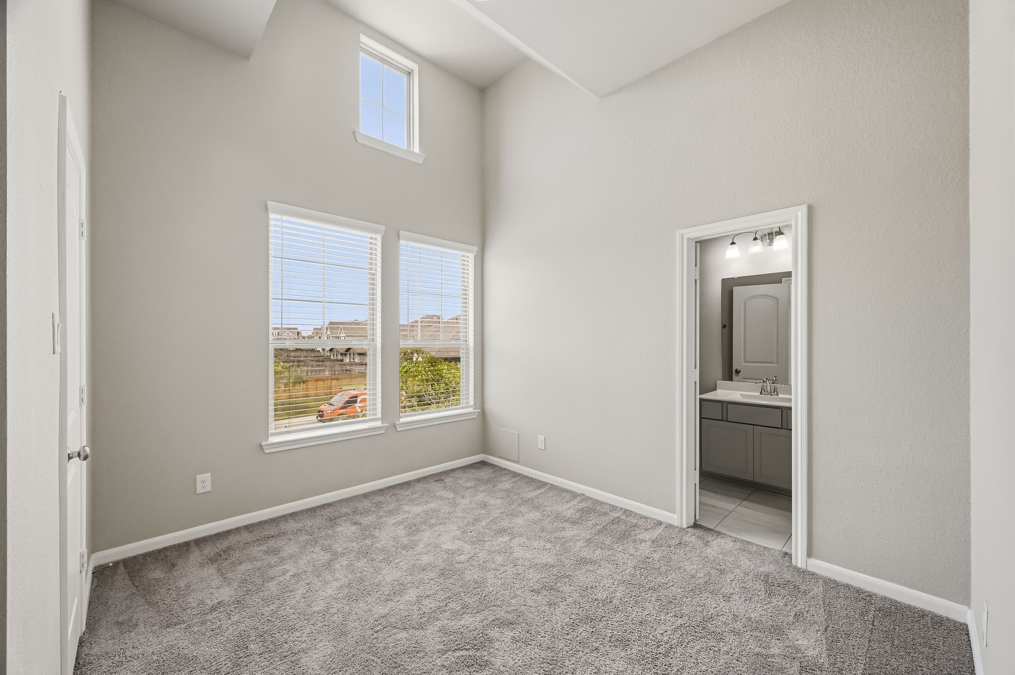 8718 Laurel Crest Drive Property Photo 28