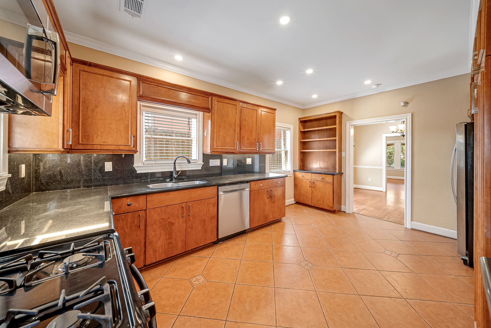 1918 Wentworth Street Property Photo 5