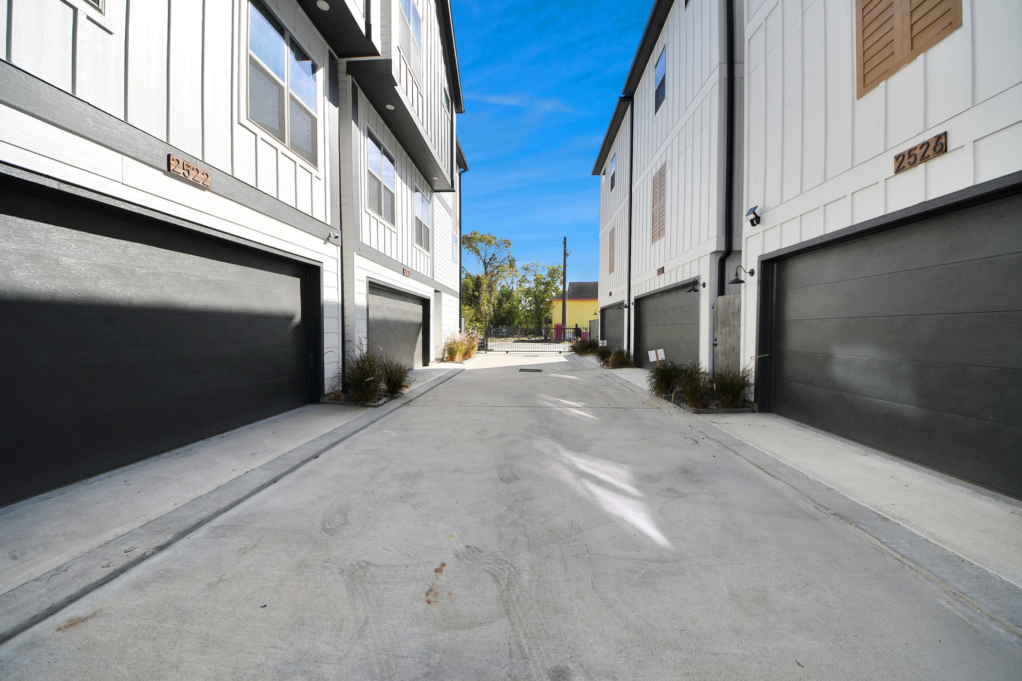 2524 Live Oak Street Property Photo 3