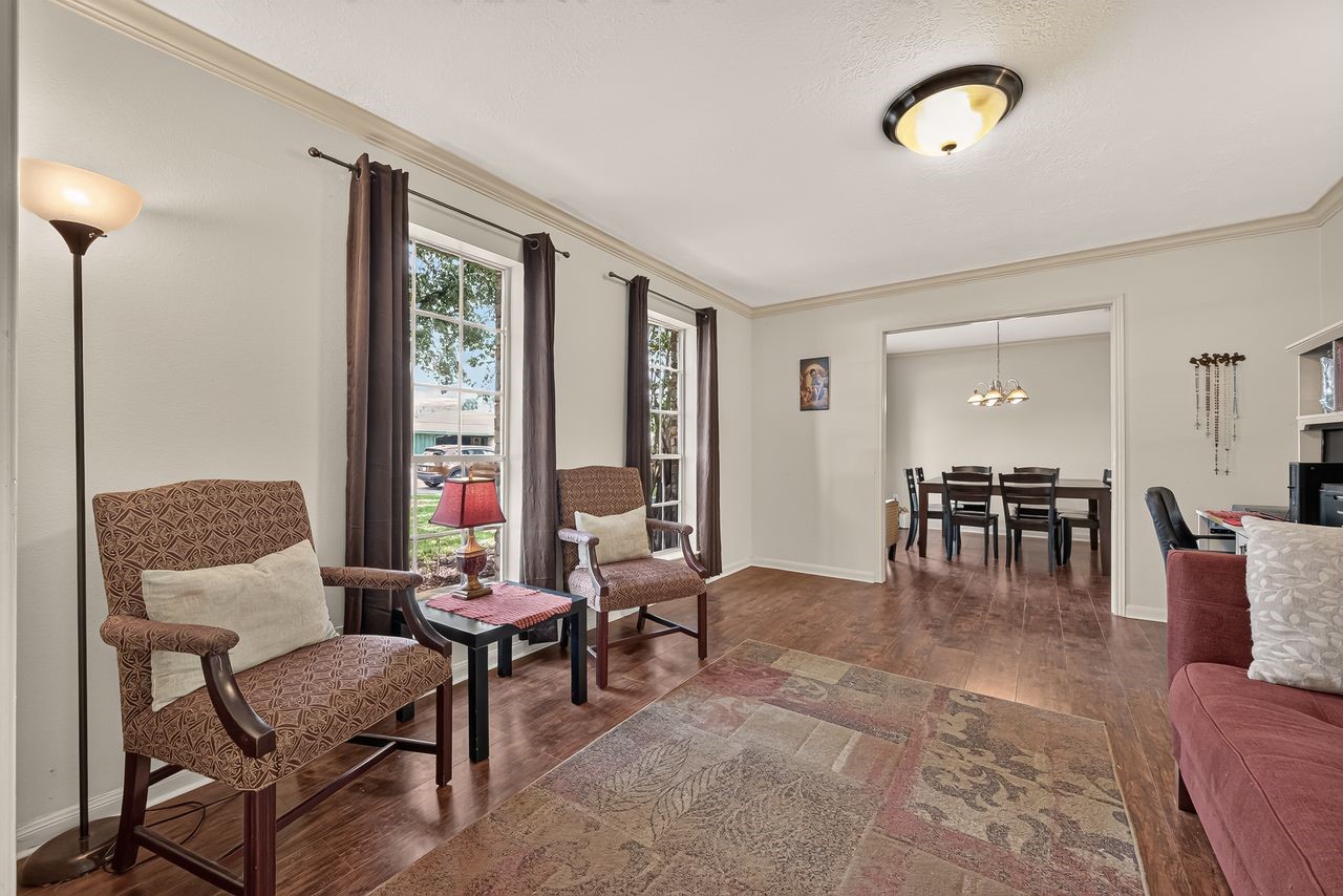 2025 Briar Lane Property Photo 3
