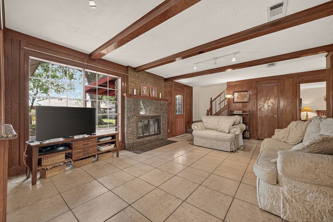 2025 Briar Lane Property Photo 5