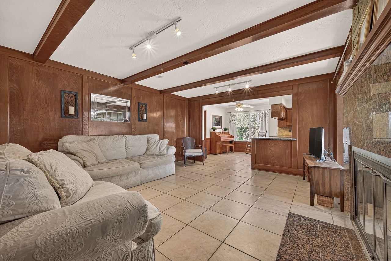 2025 Briar Lane Property Photo 7