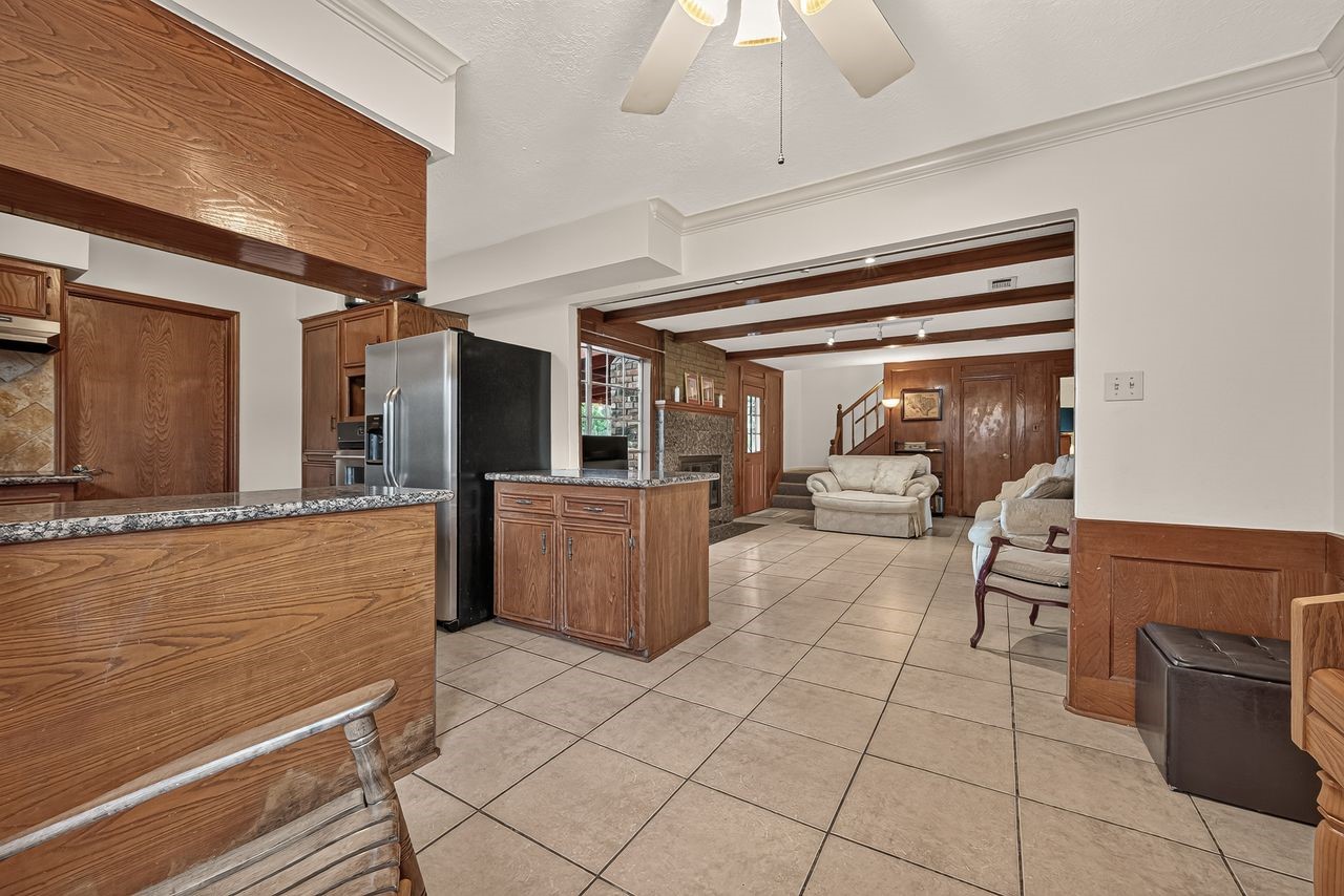 2025 Briar Lane Property Photo 8