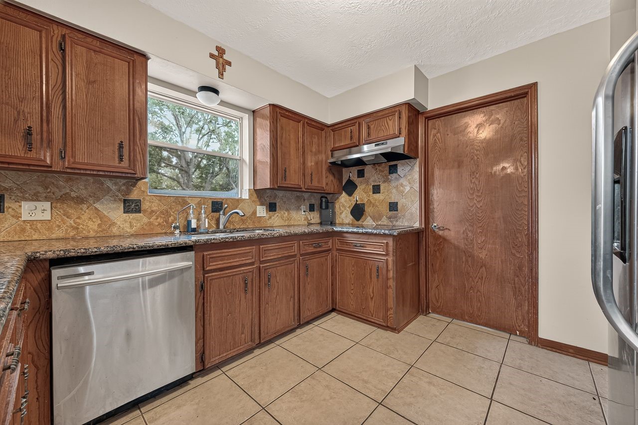 2025 Briar Lane Property Photo 11