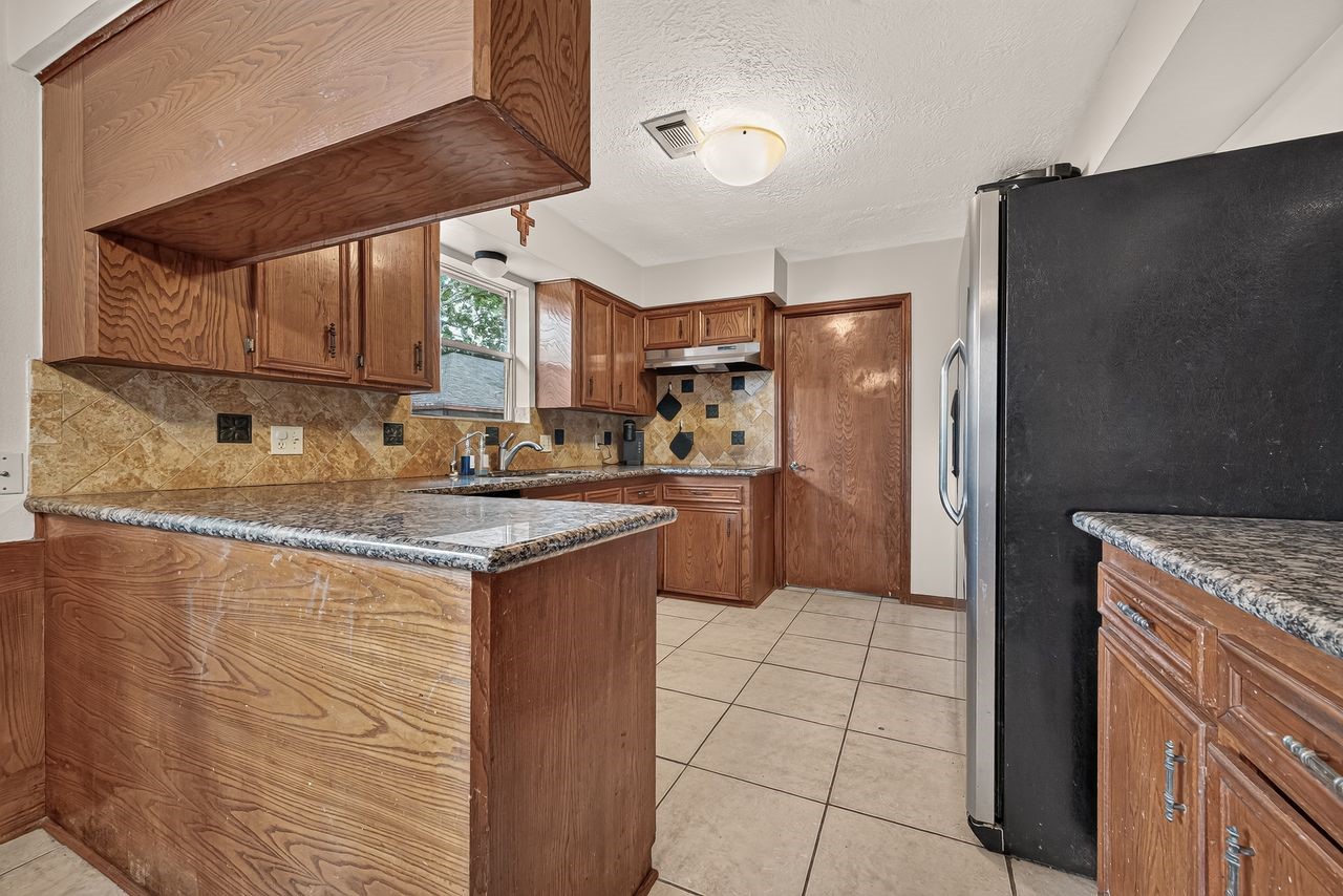2025 Briar Lane Property Photo 12