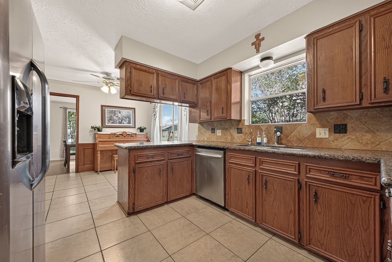 2025 Briar Lane Property Photo 13