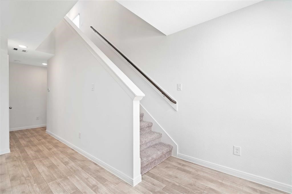 16559 Colleen Place Property Photo 4