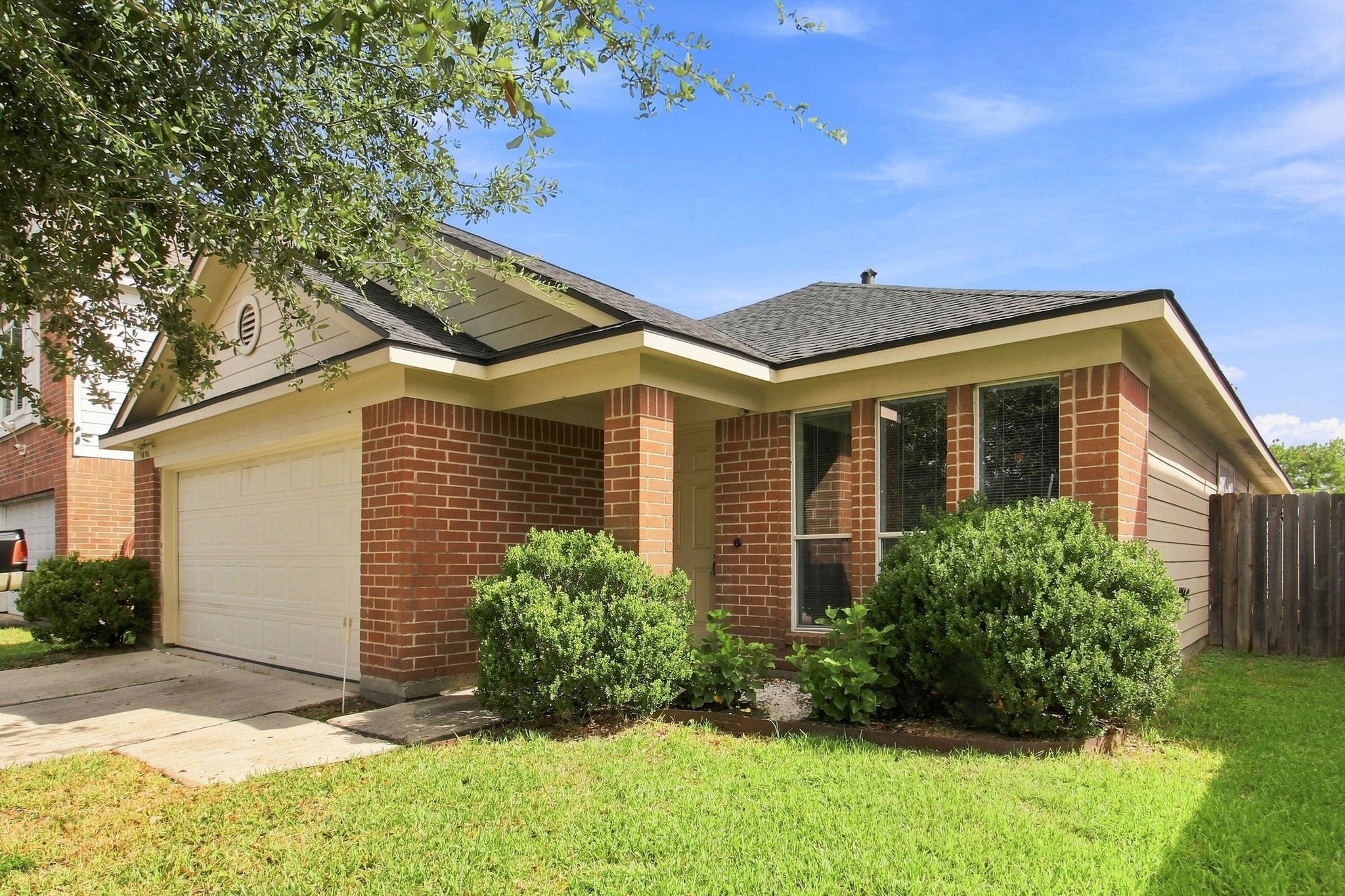 15806 Pin Oak Ridge Street Property Photo 4